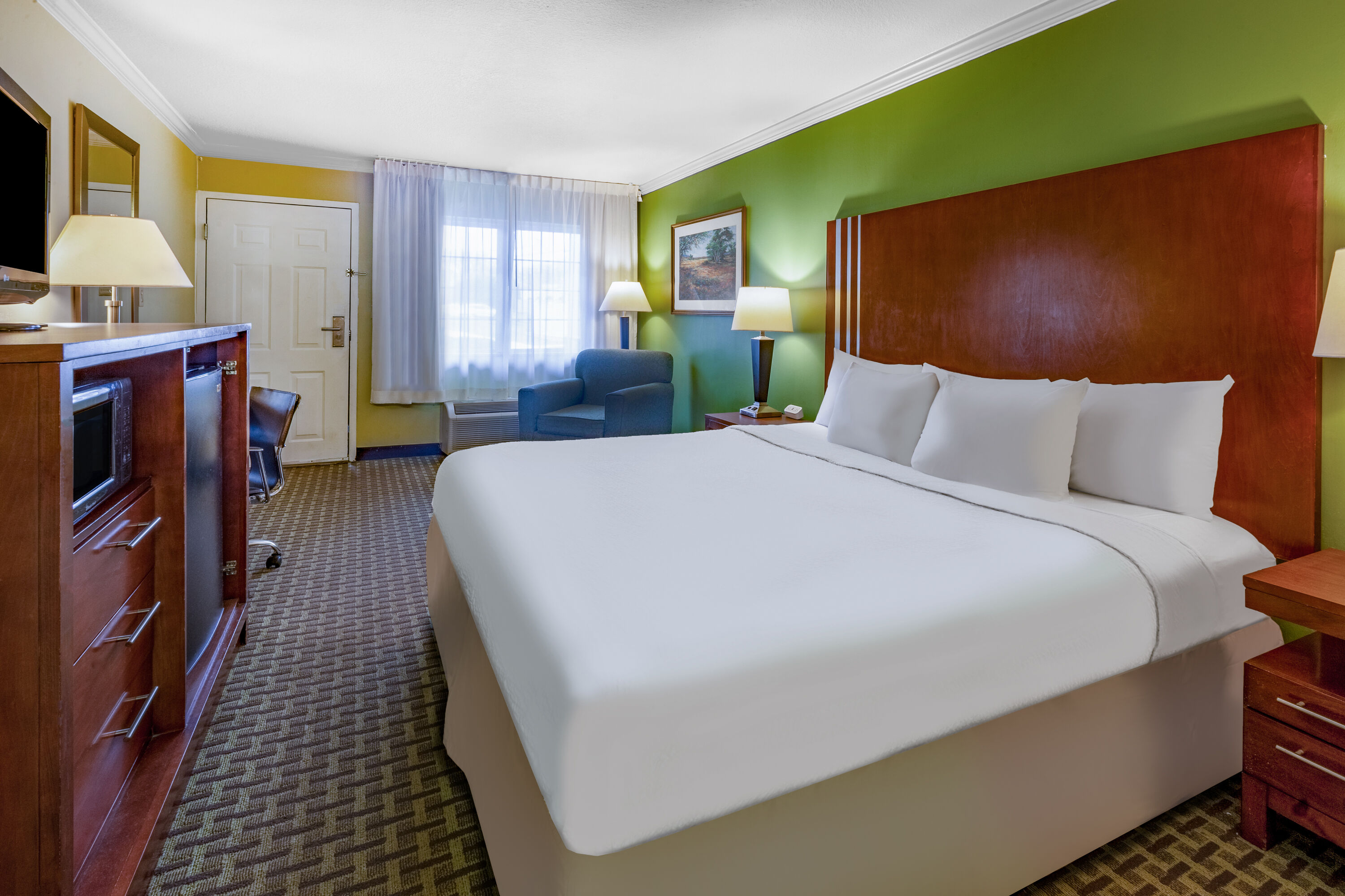 Guest room at the Days Inn by Wyndham Austintown in Austintown, Ohio