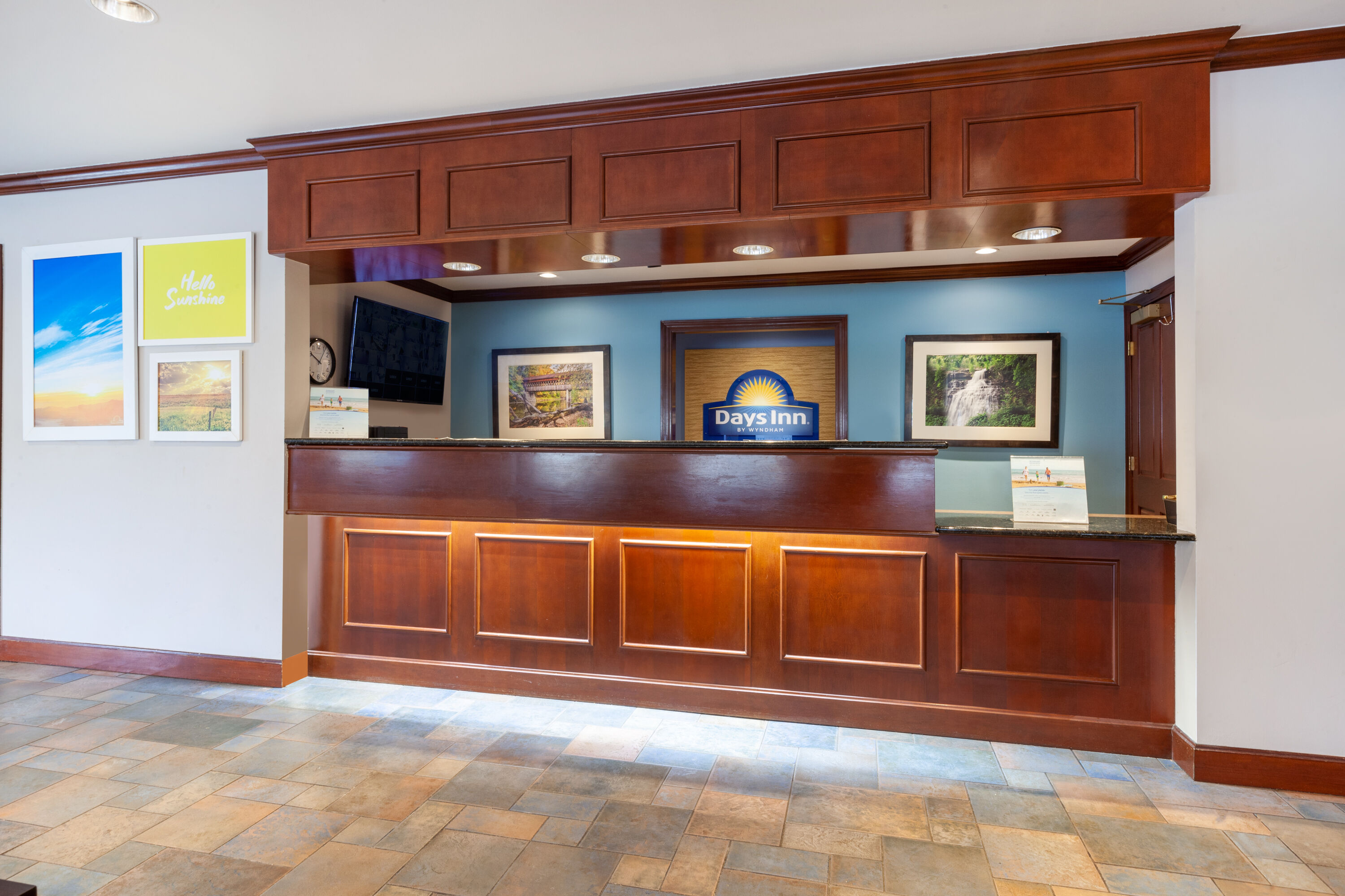 Days Inn by Wyndham Austintown reception in Austintown, Ohio