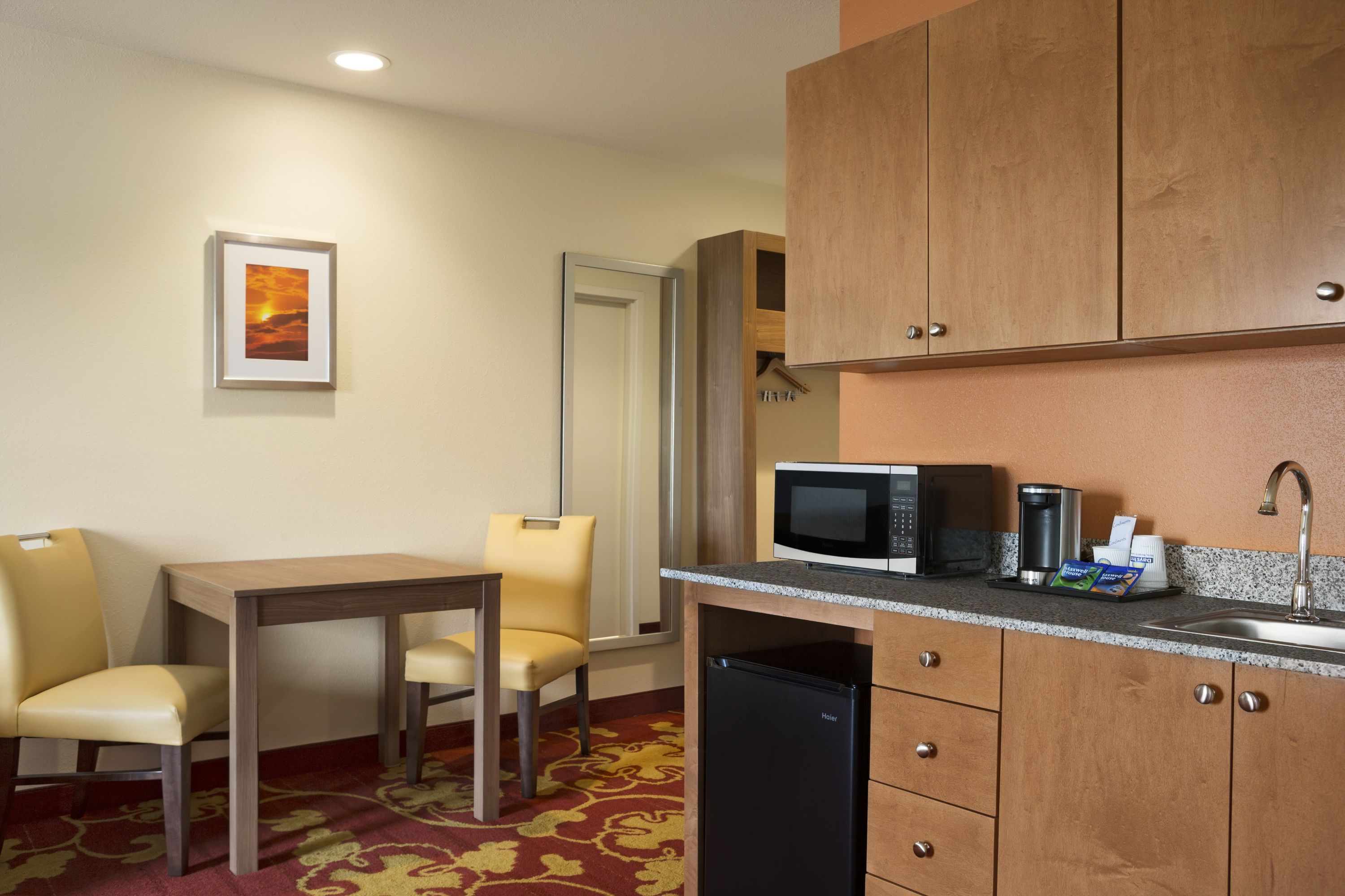 Days Inn & Suites by Wyndham Belmont suite in Belmont, Ohio
