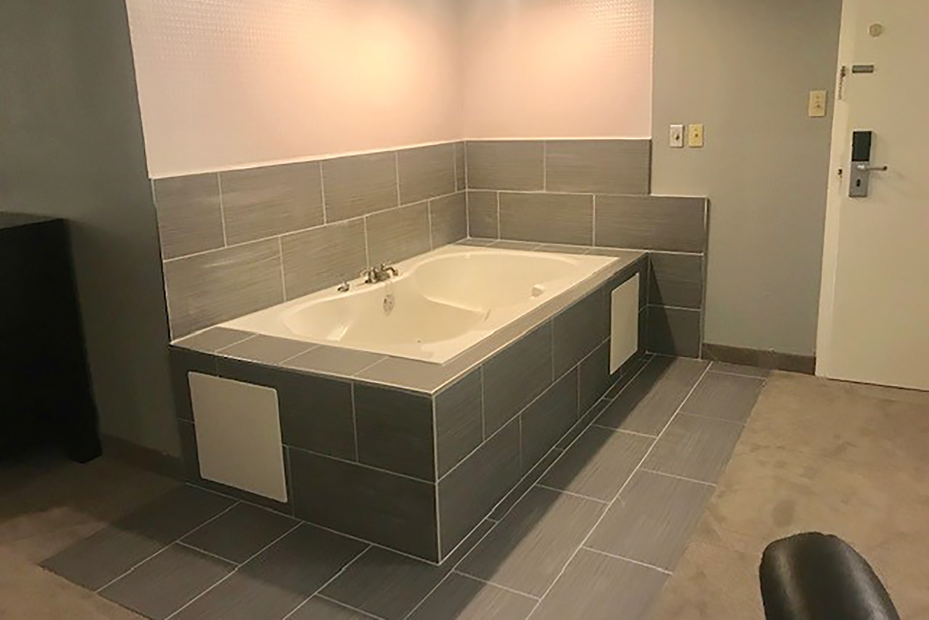 Guest room bath at the Days Inn by Wyndham Conneaut in Conneaut, Ohio