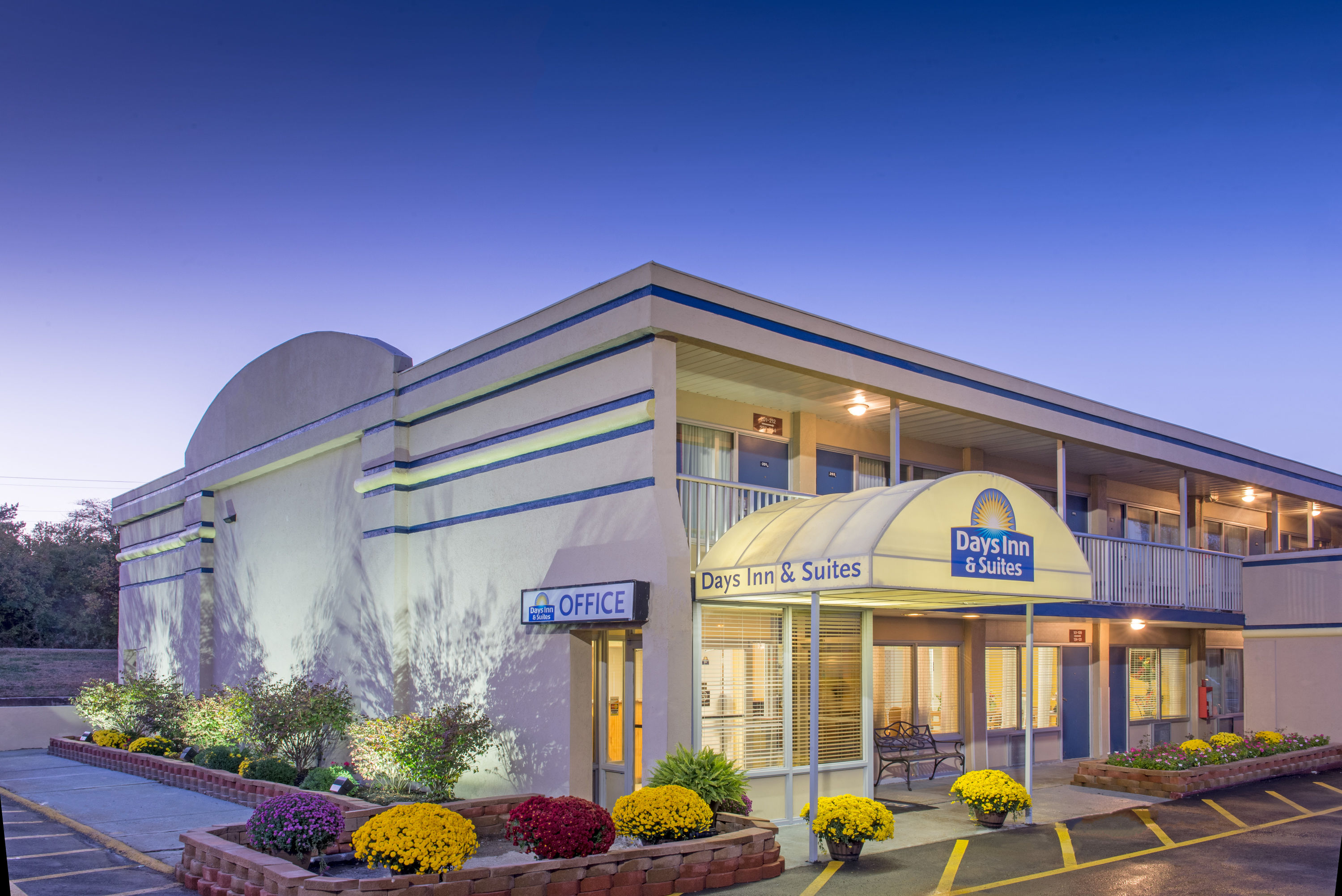 Days Inn & Suites by Wyndham Dayton North Dayton, OH Hotels