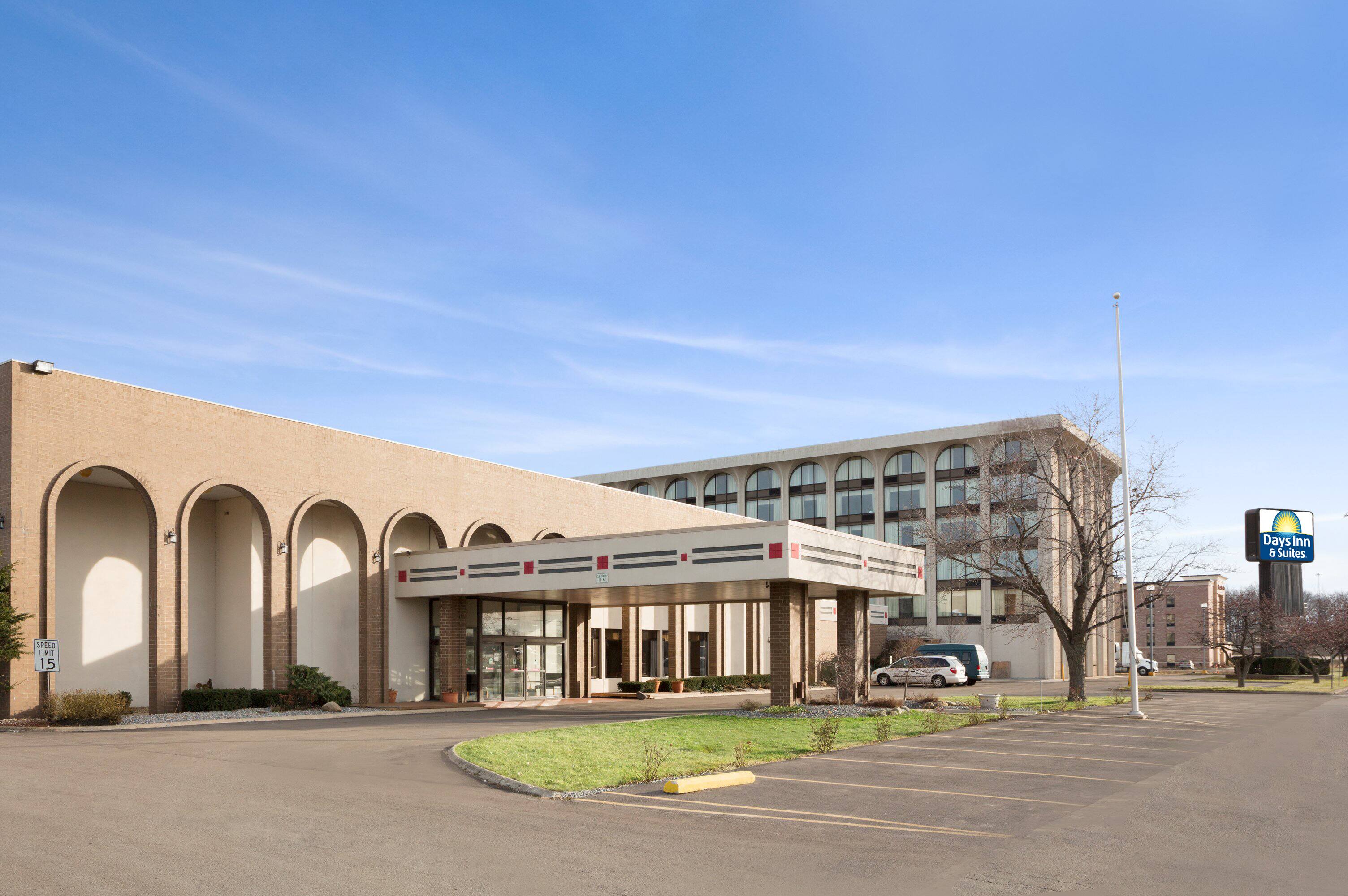 Days Inn Suites By Wyndham Elyria Elyria Oh Hotels