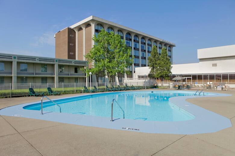 Days Inn Suites Elyria Hotels Oh 44035 Pool At The Days Inn Suites Elyria In Ohio