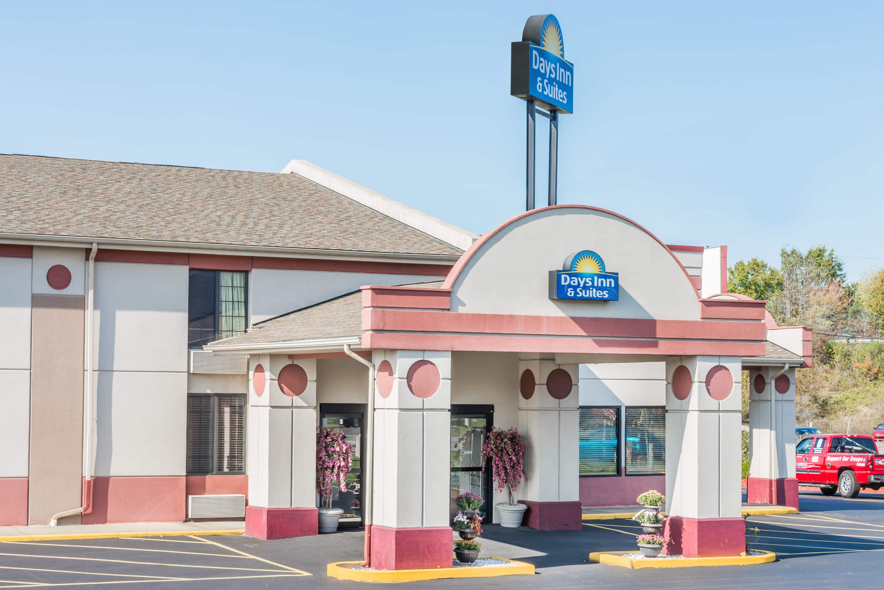 Days Inn & Suites by Wyndham Youngstown / Girard Ohio Girard, OH Hotels