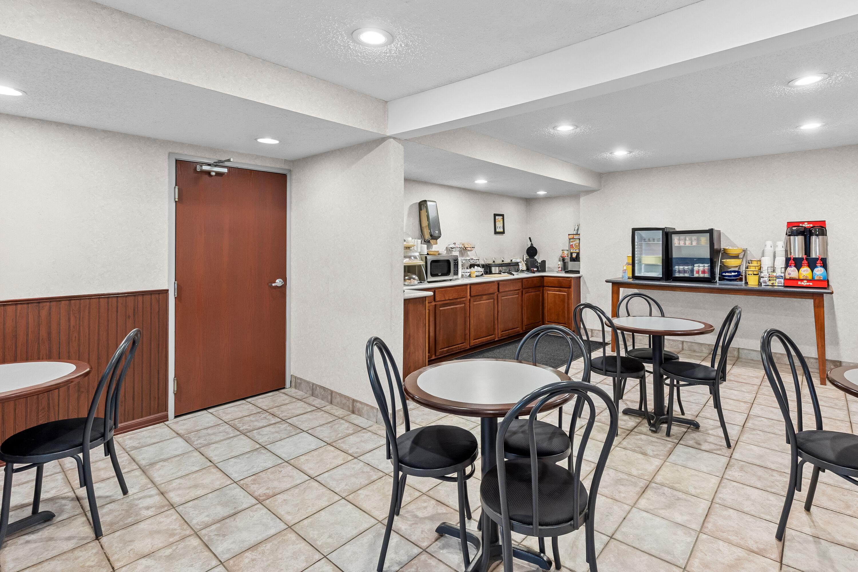 Days Inn by Wyndham Lisbon restaurant breakfast area with seating in Lisbon, Ohio
