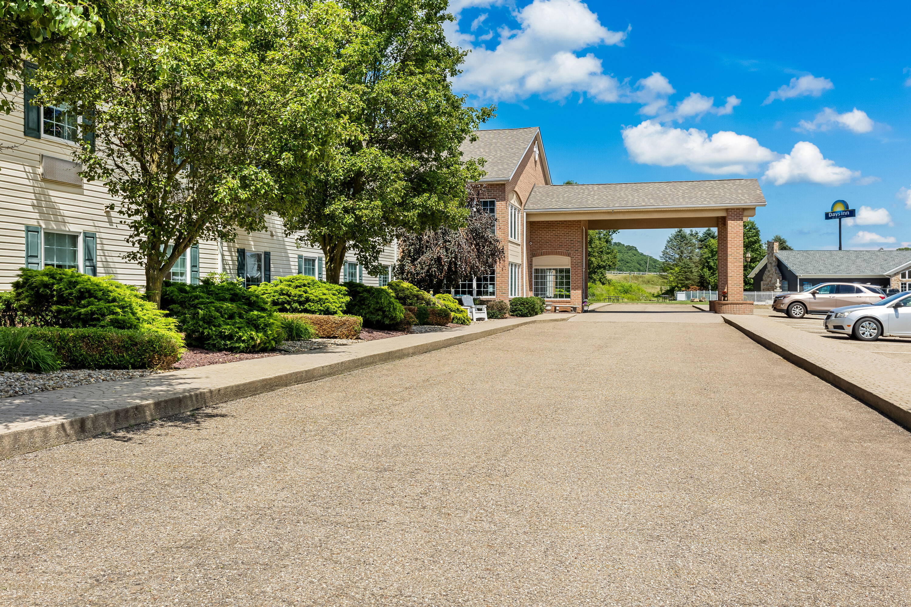 Exterior Day Image of Days Inn by Wyndham Lisbon hotel in Lisbon, Ohio