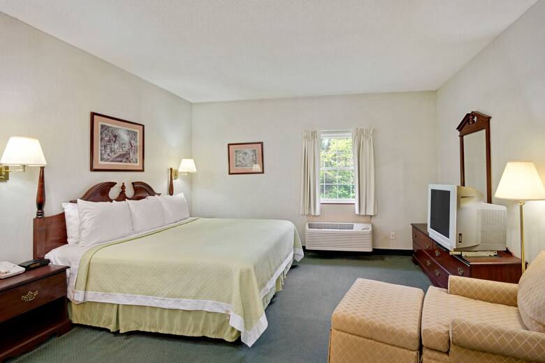 Guest room at the Days Inn Lisbon in Lisbon, Ohio