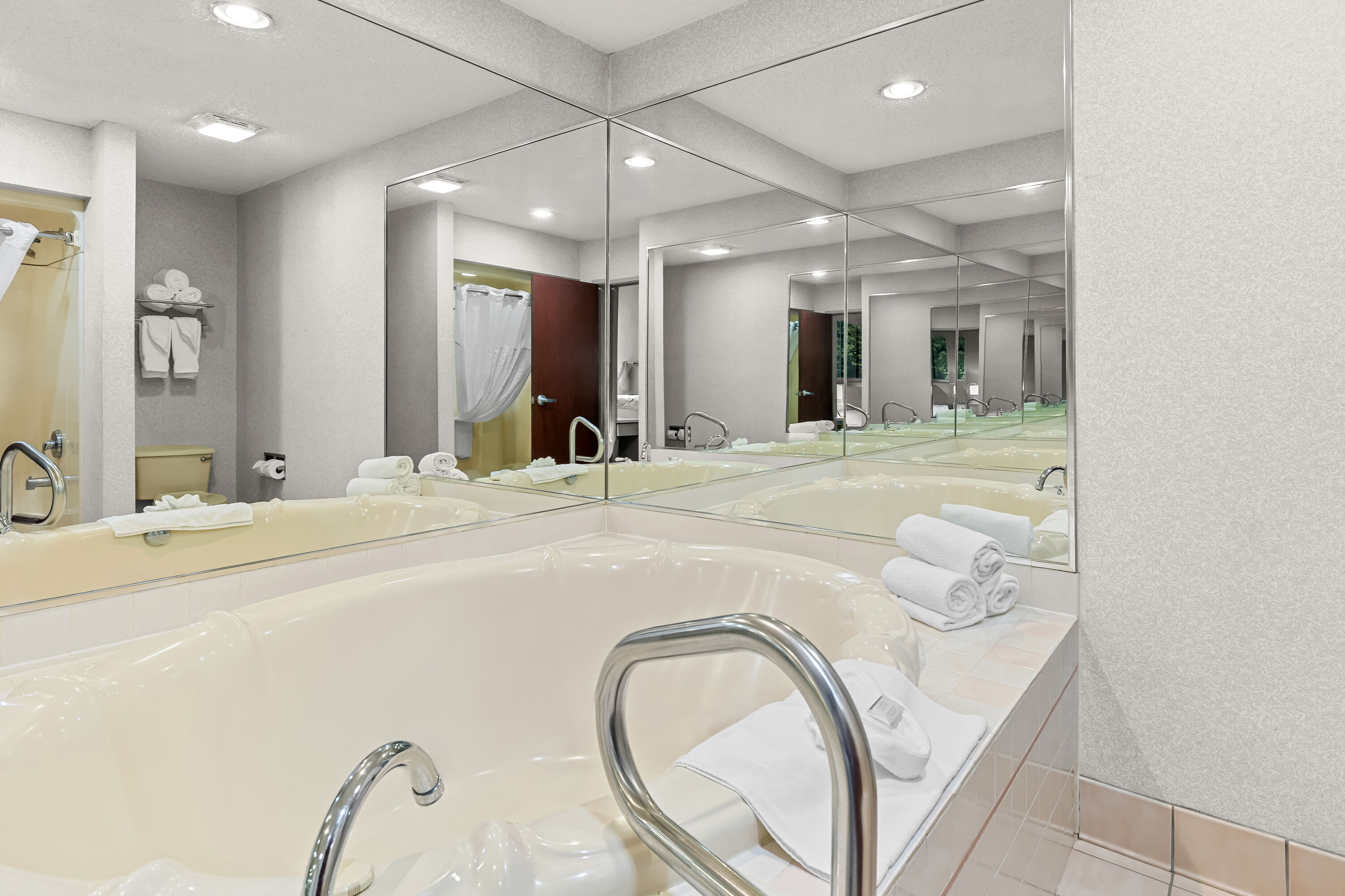 Days Inn by Wyndham Lisbon hot tub suite in Lisbon, Ohio