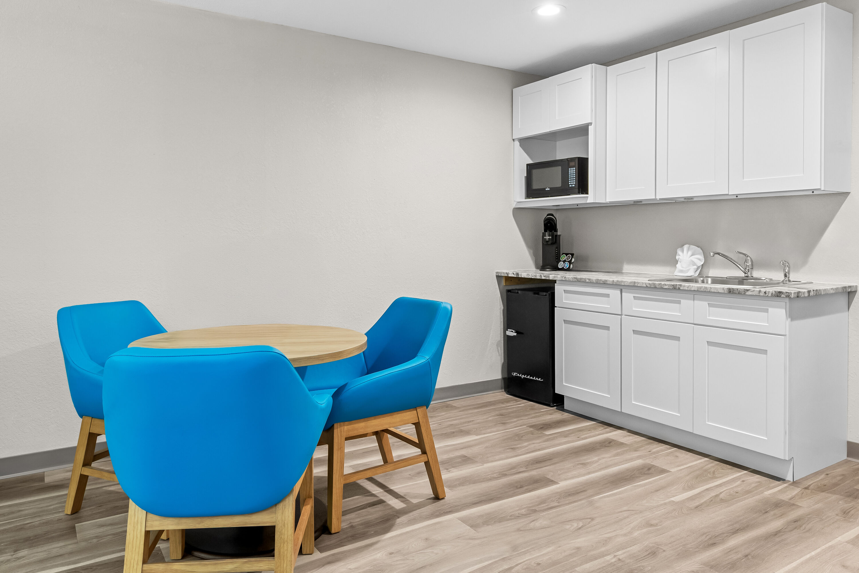 Days Inn by Wyndham Lisbon suite kitchen in Lisbon, Ohio