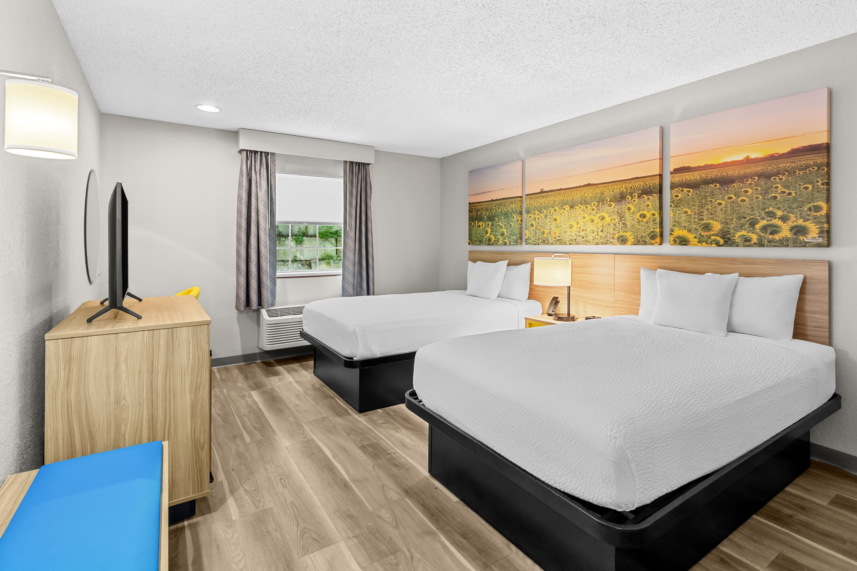 Double bed guest room at the Days Inn by Wyndham Lisbon in Lisbon, Ohio