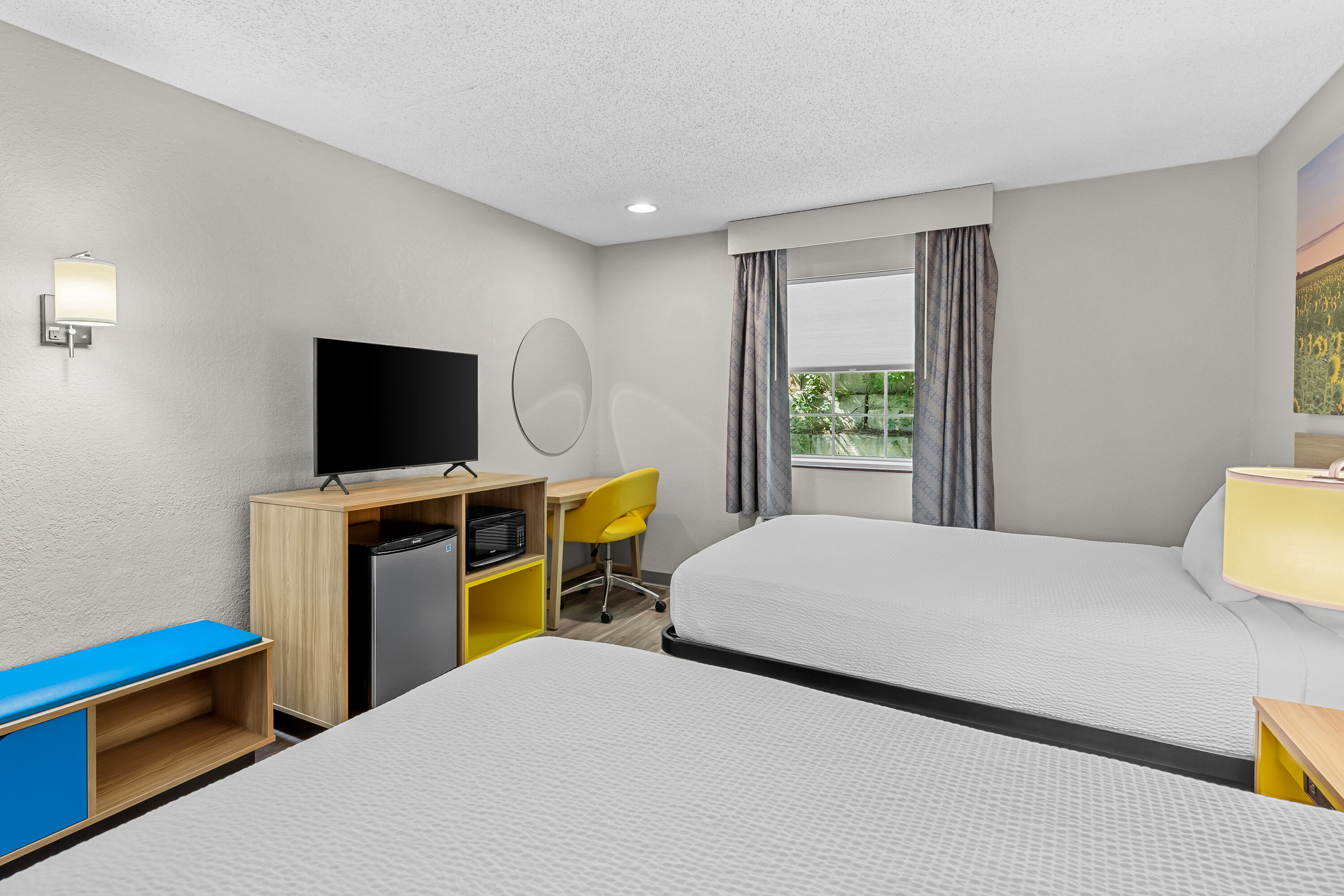Double bed guest room at the Days Inn by Wyndham Lisbon in Lisbon, Ohio