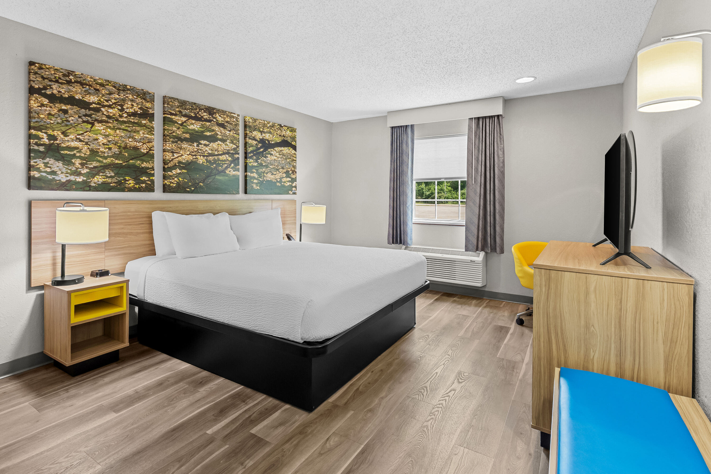 King bed guest room at the Days Inn by Wyndham Lisbon in Lisbon, Ohio