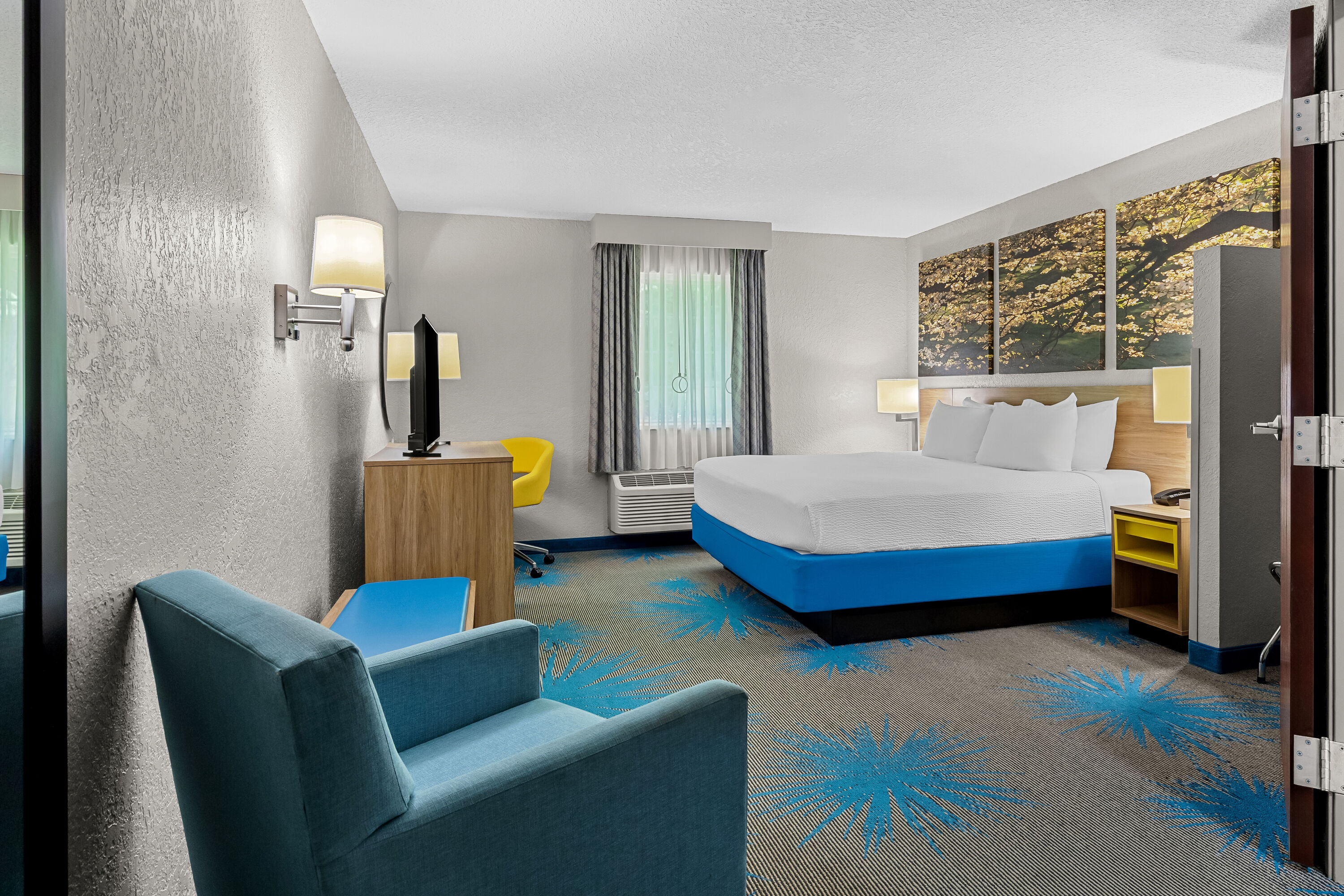 King bed guest room at the Days Inn by Wyndham Lisbon in Lisbon, Ohio