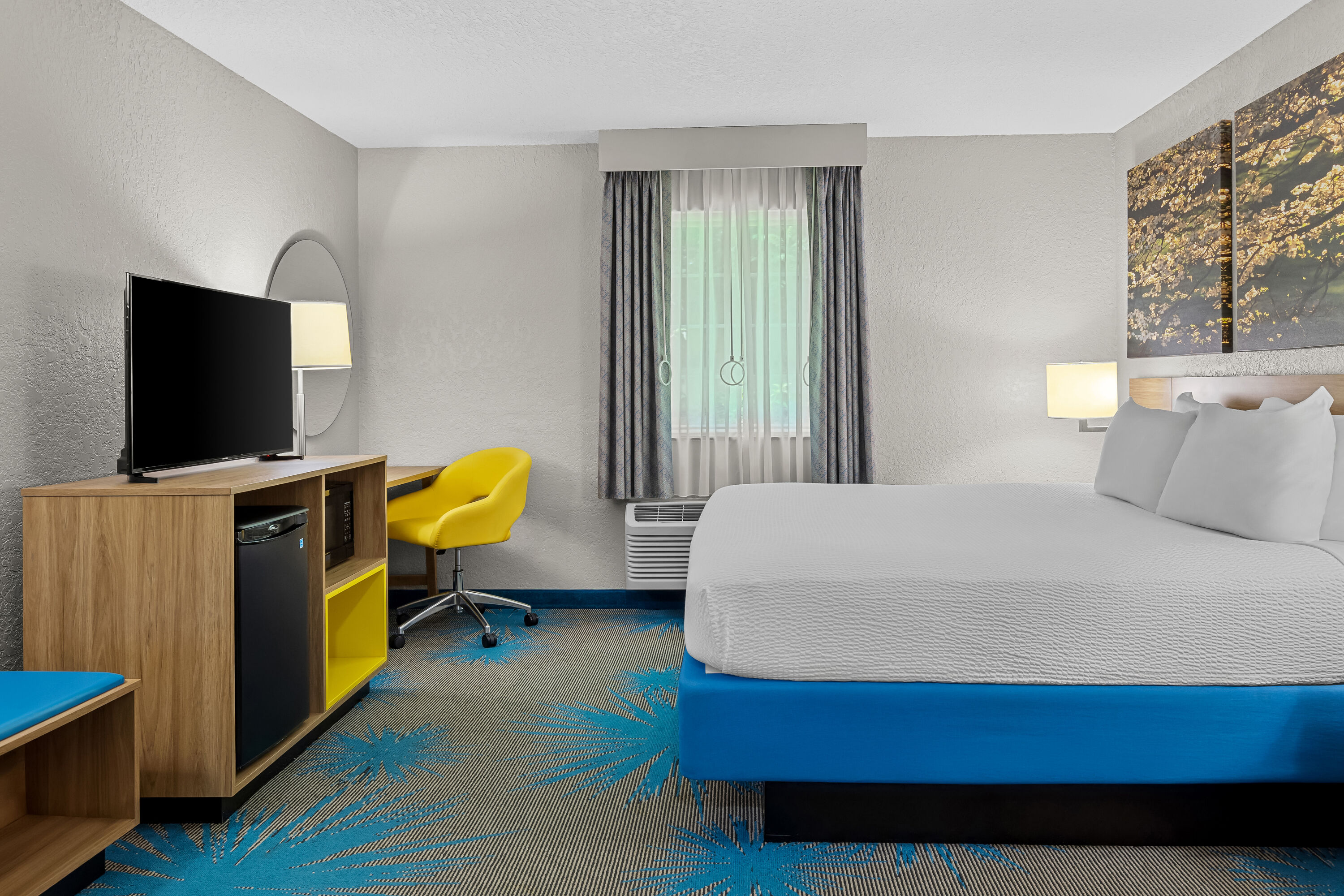 King bed guest room at the Days Inn by Wyndham Lisbon in Lisbon, Ohio