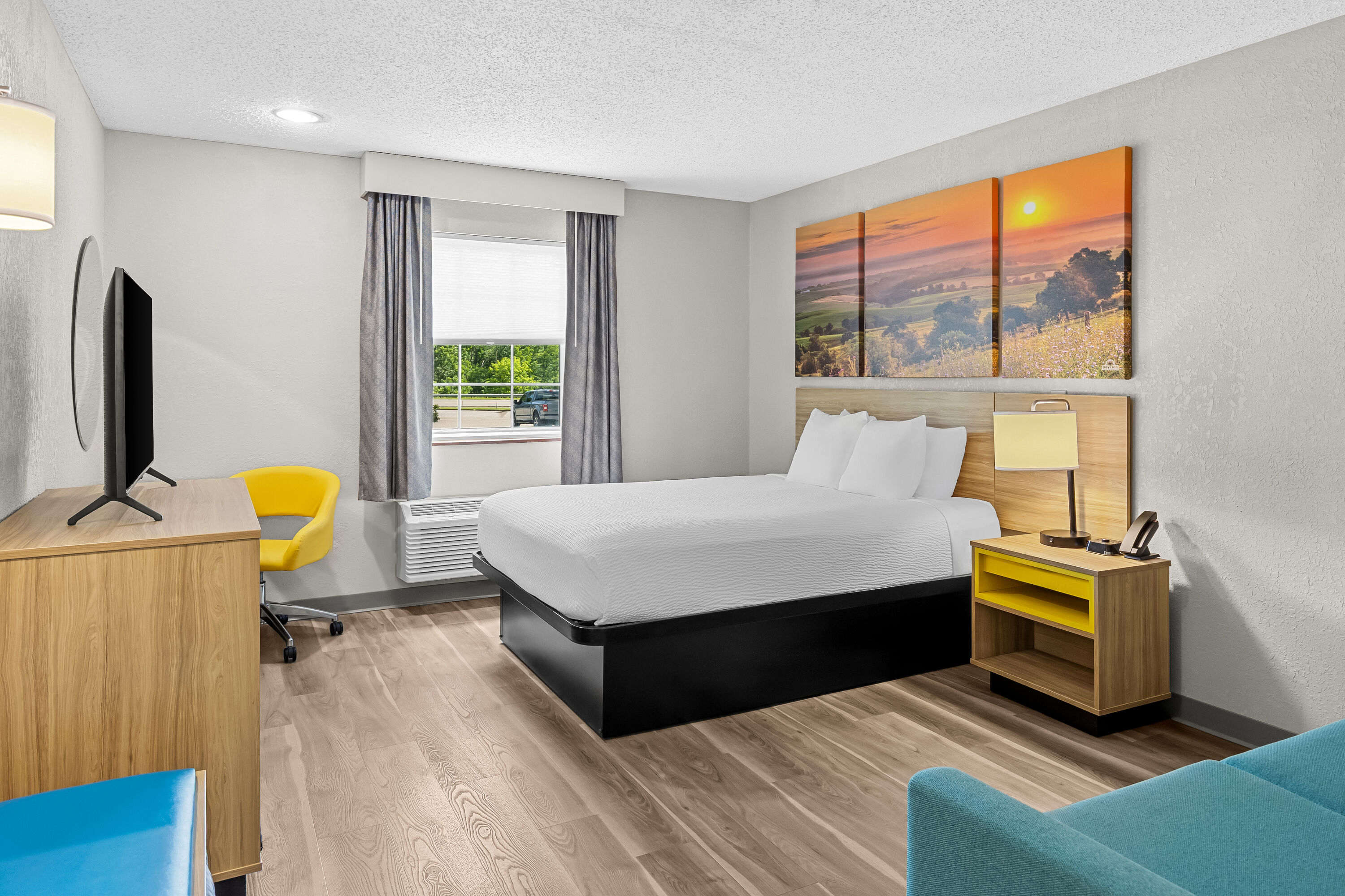 Queen bed guest room at the Days Inn by Wyndham Lisbon in Lisbon, Ohio