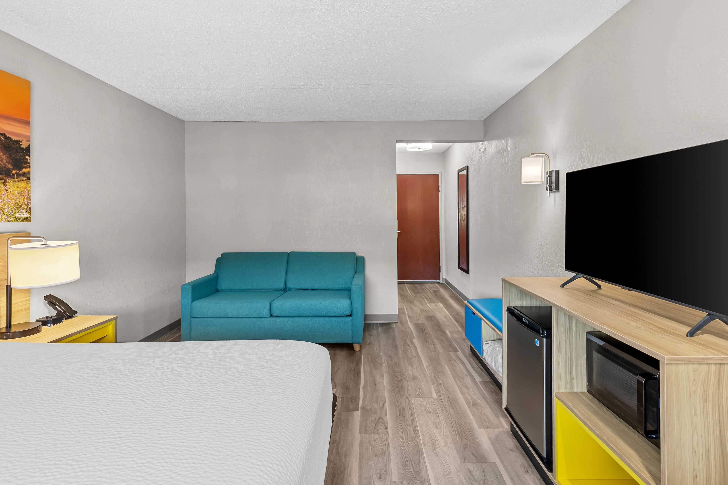 Queen bed guest room at the Days Inn by Wyndham Lisbon in Lisbon, Ohio
