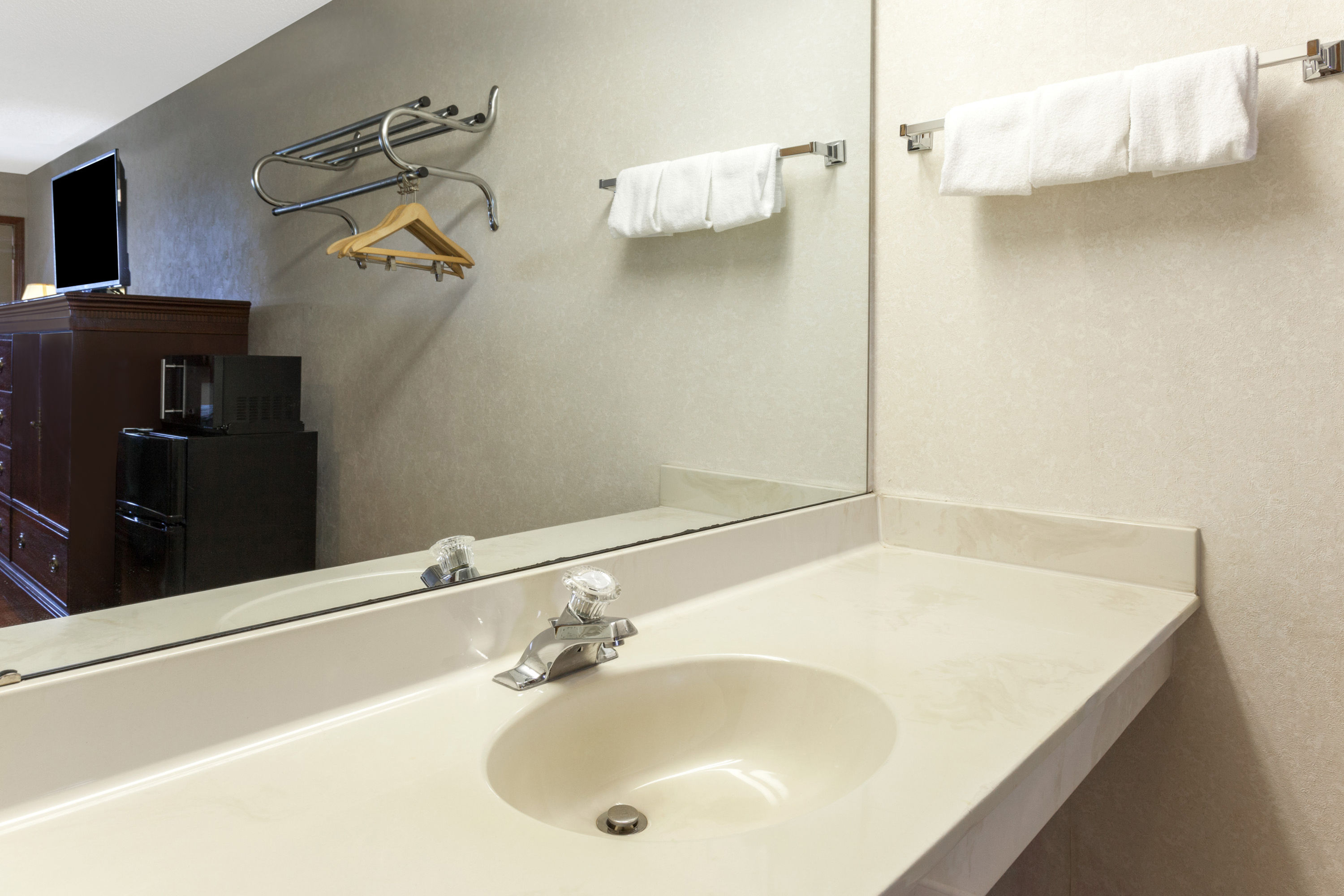 Guest room bath at the Days Inn by Wyndham Maumee/Toledo in Maumee, Ohio