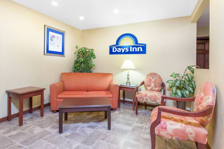 Days Inn Maumee/Toledo hotel lobby in Maumee, Ohio