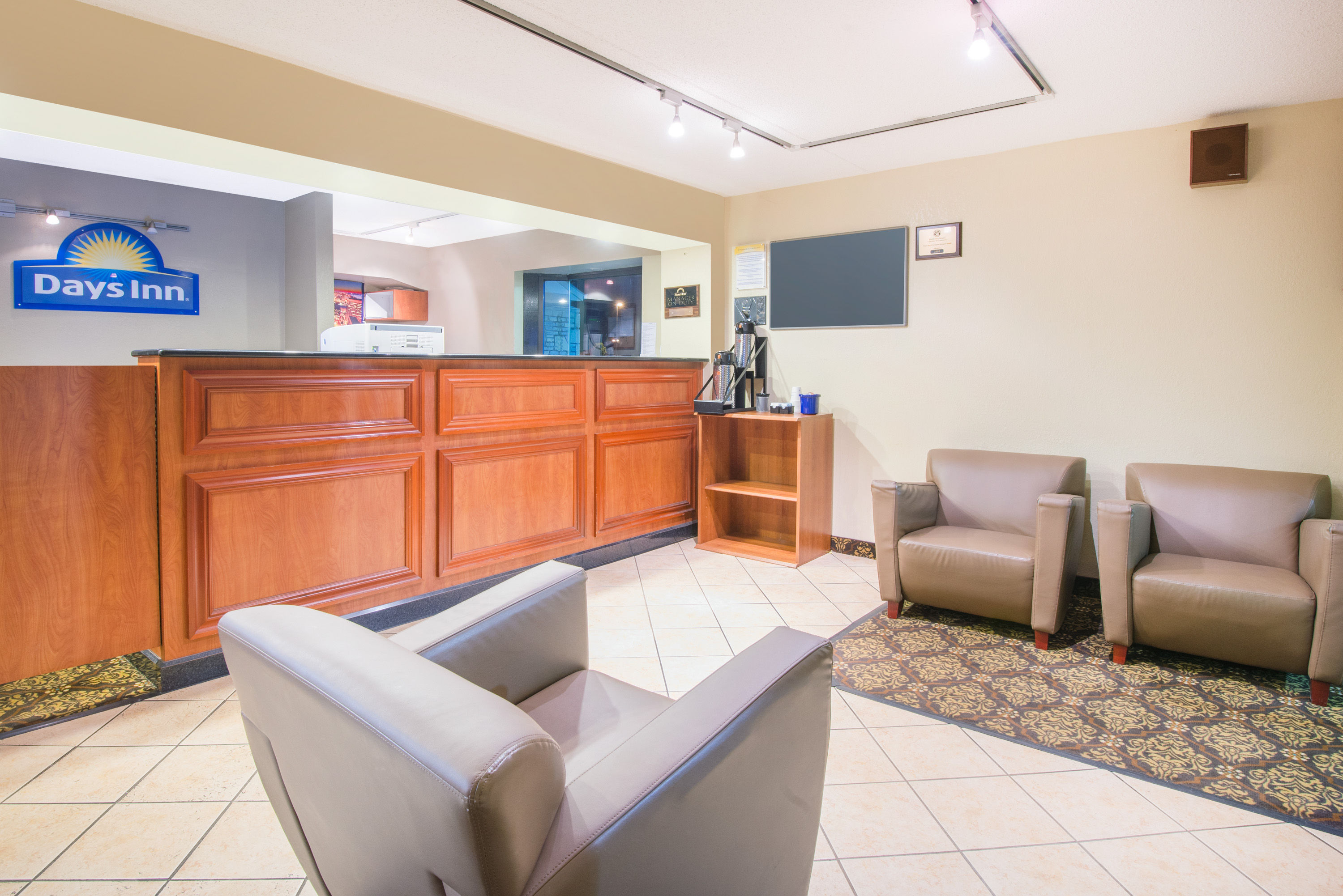 Days Inn By Wyndham Middleburg Heights Middleburg Heights Oh Hotels