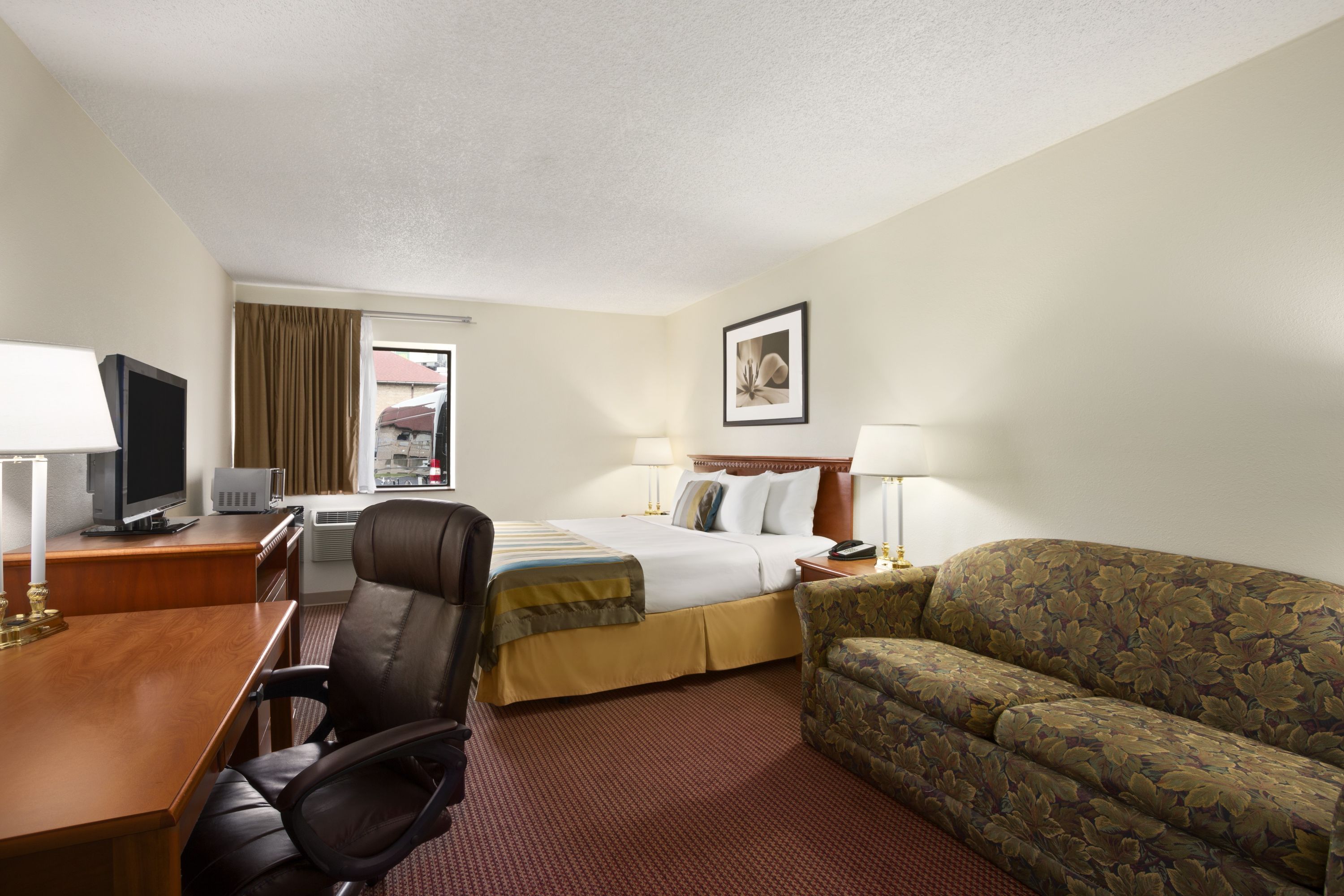 Guest room at the Days Inn by Wyndham Middletown in Middletown, Ohio