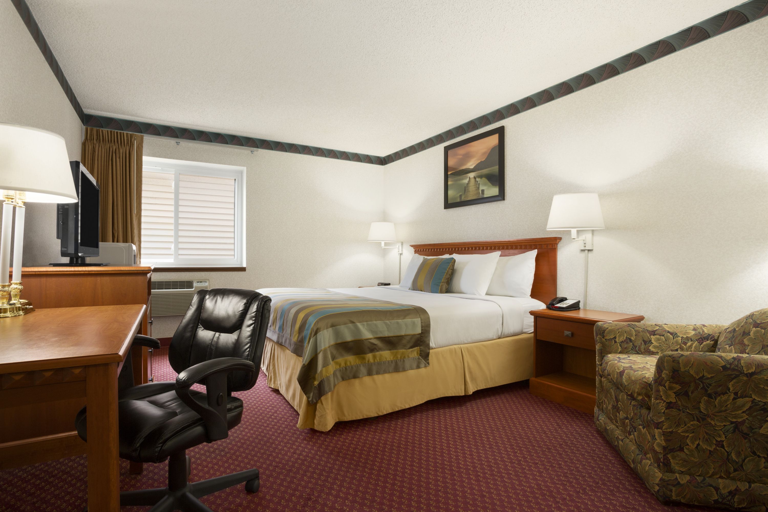 Guest room at the Days Inn by Wyndham Middletown in Middletown, Ohio