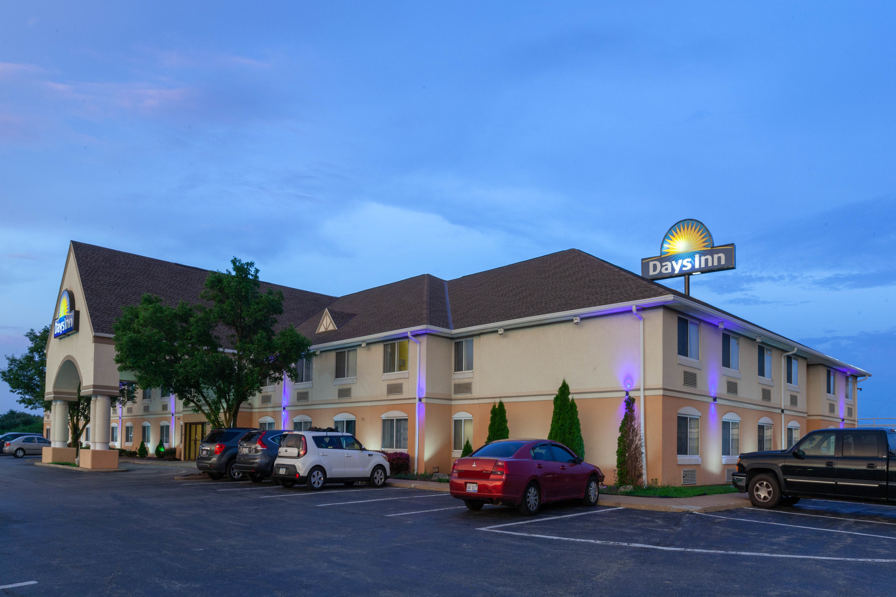 Exterior Dusk Image of Days Inn by Wyndham Milan Sandusky South hotel in Milan, Ohio
