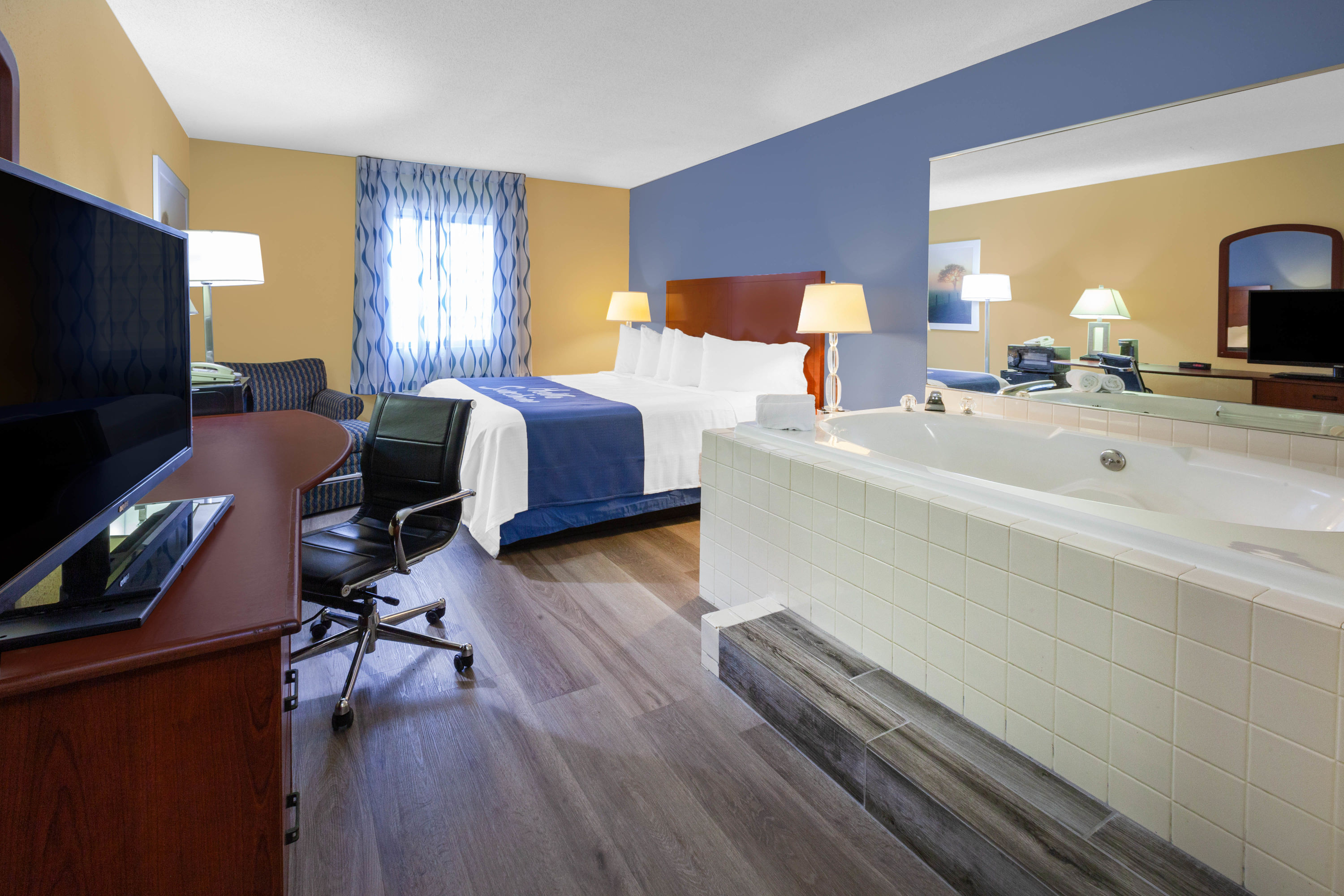 Days Inn by Wyndham Milan Sandusky South suite in Milan, Ohio