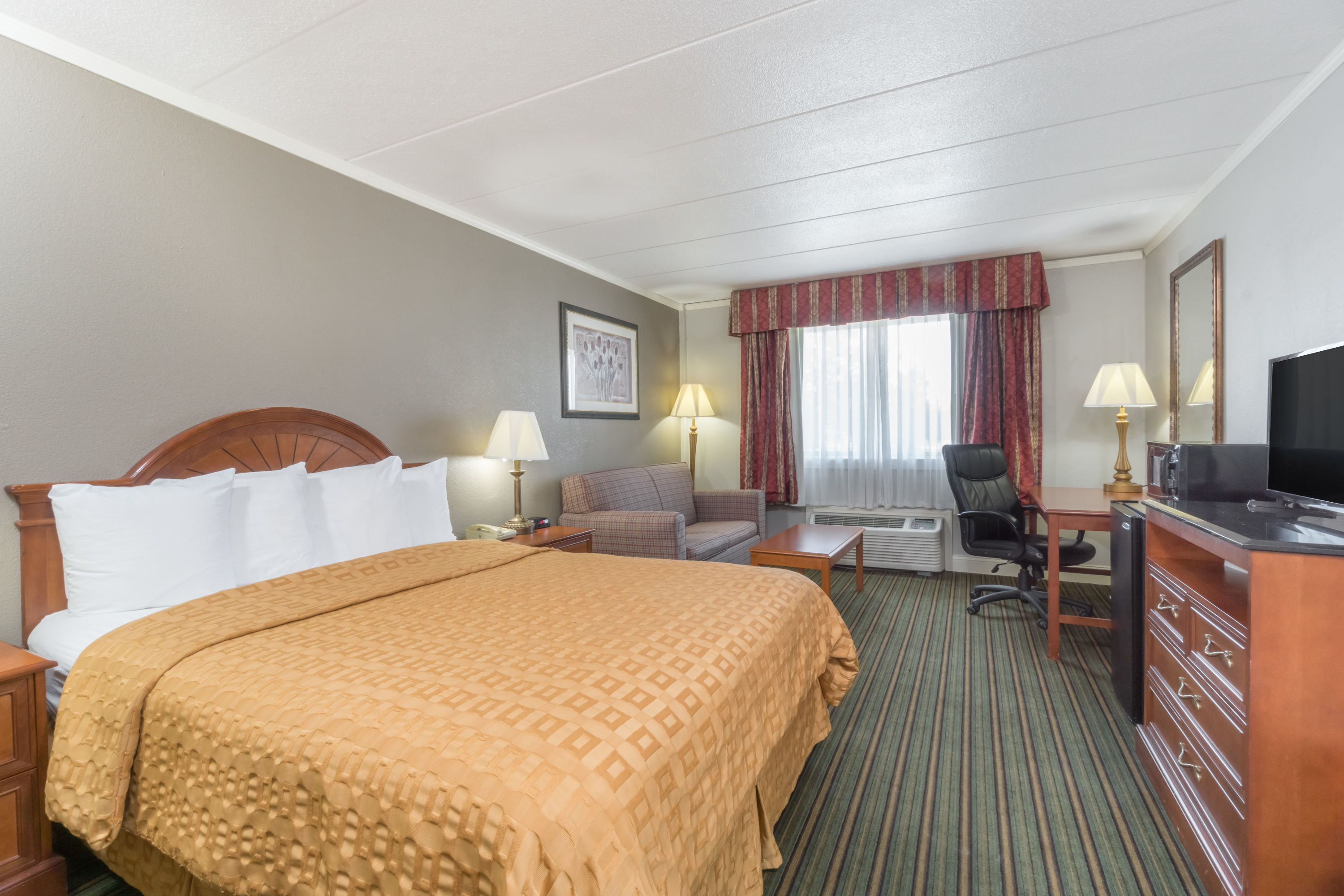 Days Inn Amp Suites By Wyndham Columbus East Airport