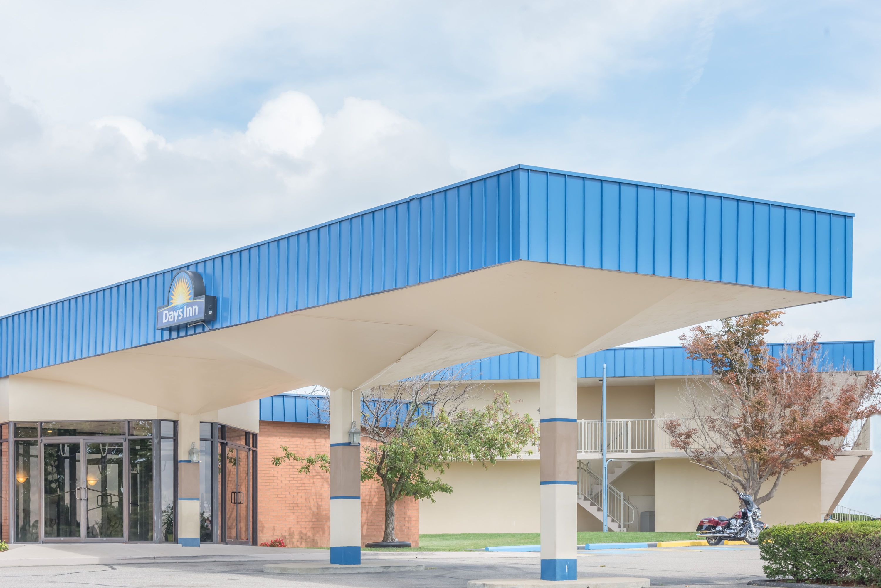 Exterior Day Image of Days Inn by Wyndham St Clairsville hotel in Saint Clairsville, Ohio