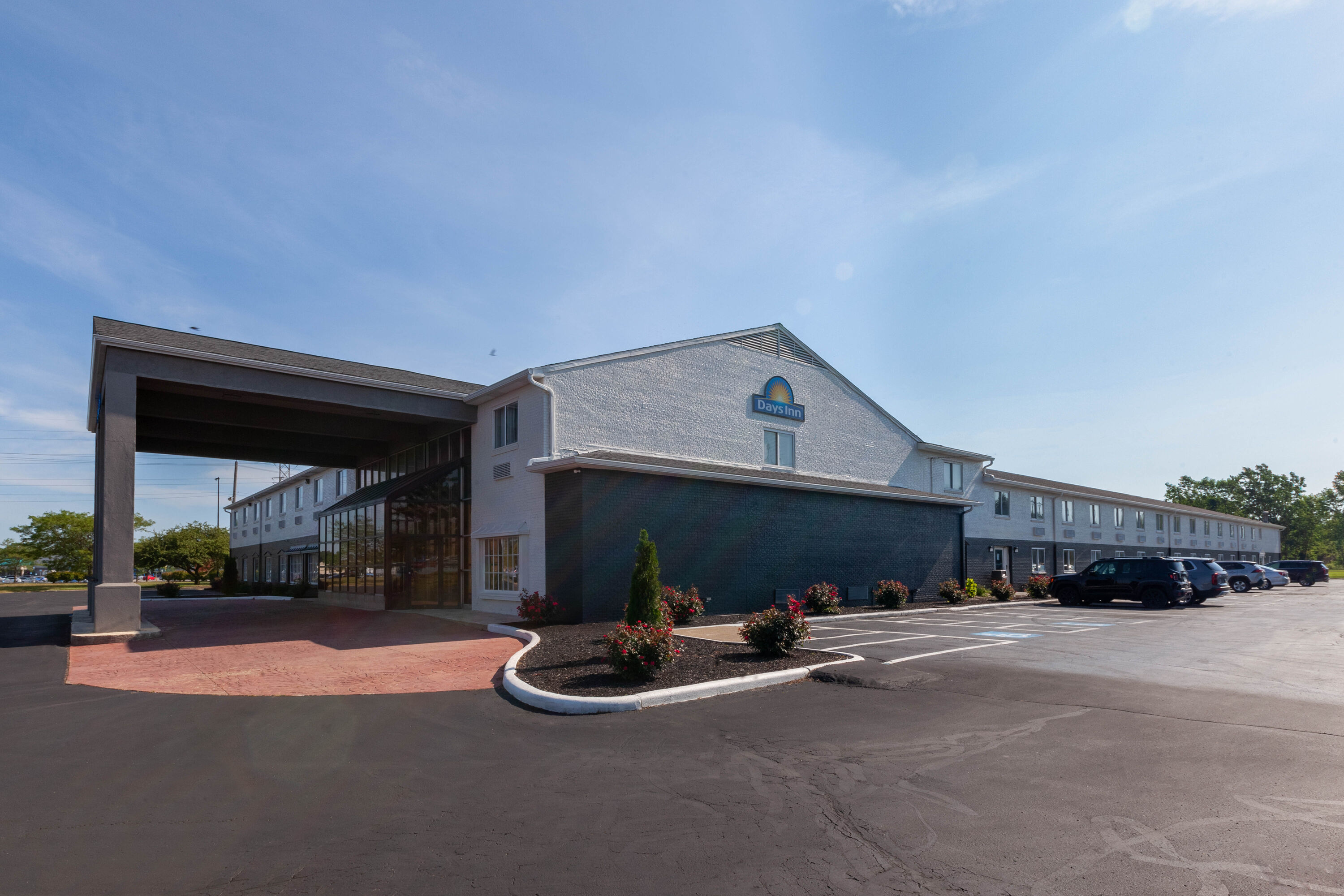Exterior Day Image of Days Inn by Wyndham Sandusky / Cedar Point hotel in Sandusky, Ohio