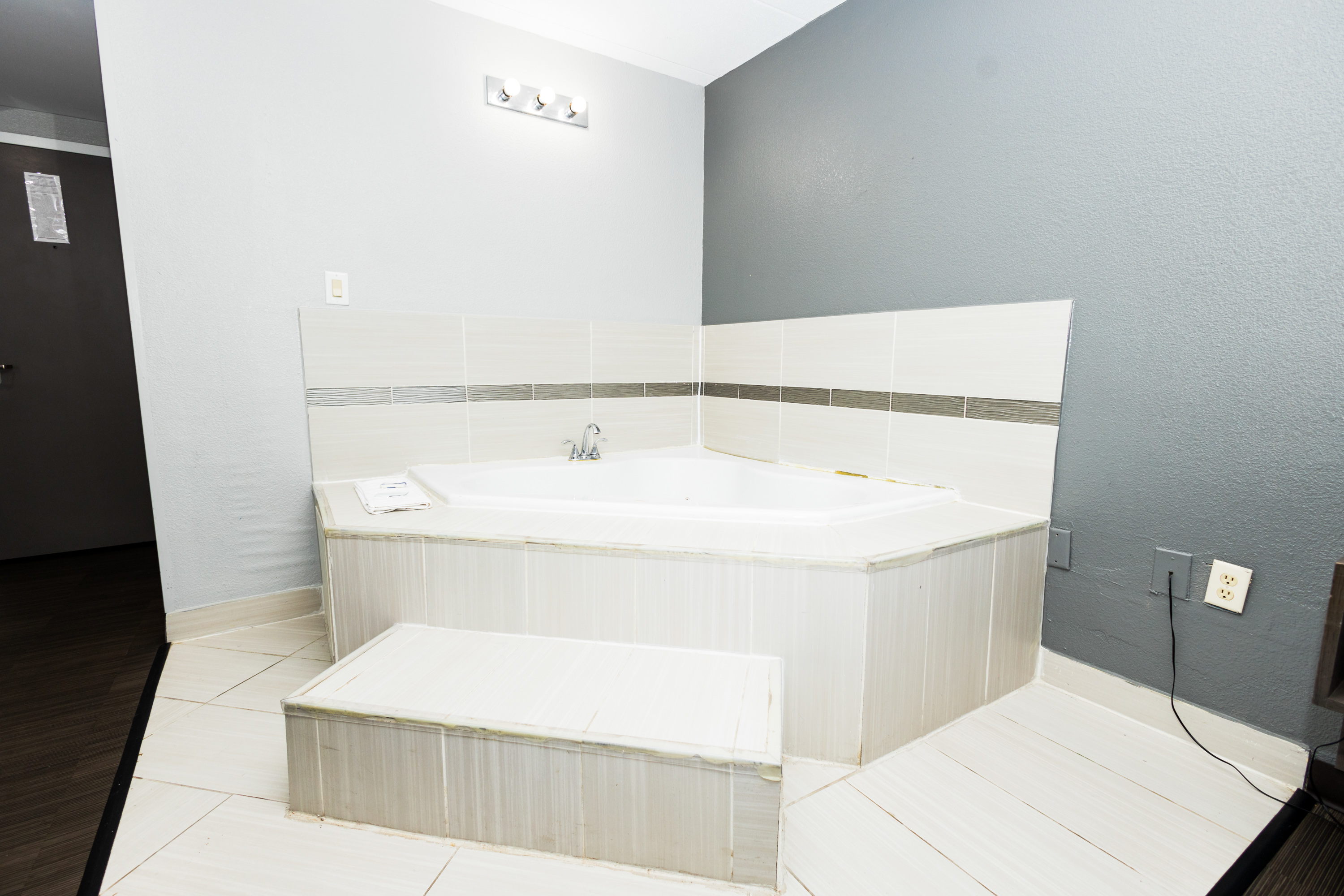 Guest room bath at the Days Inn by Wyndham Sharonville in Sharonville, Ohio