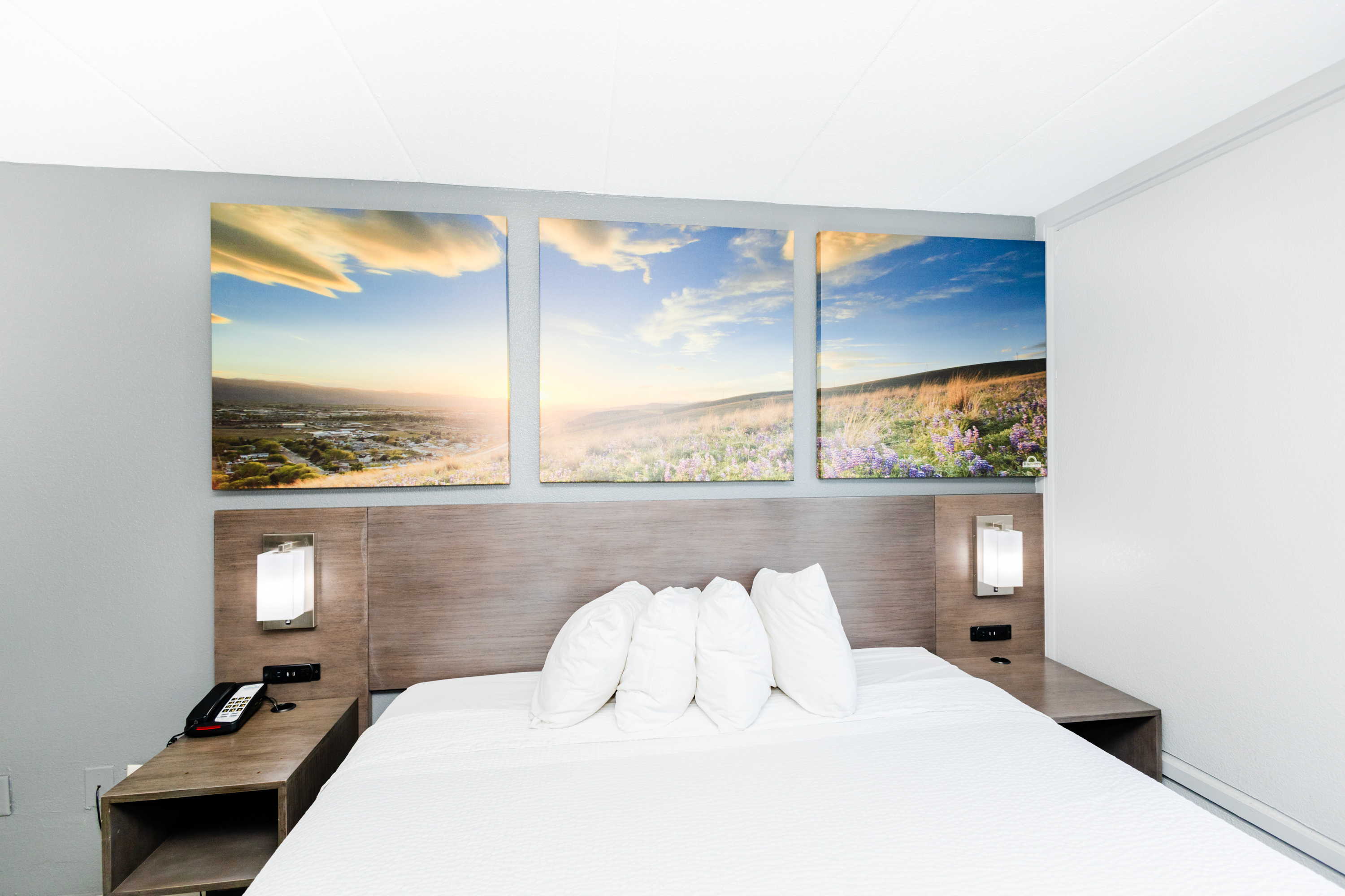 Guest room at the Days Inn by Wyndham Sharonville in Sharonville, Ohio