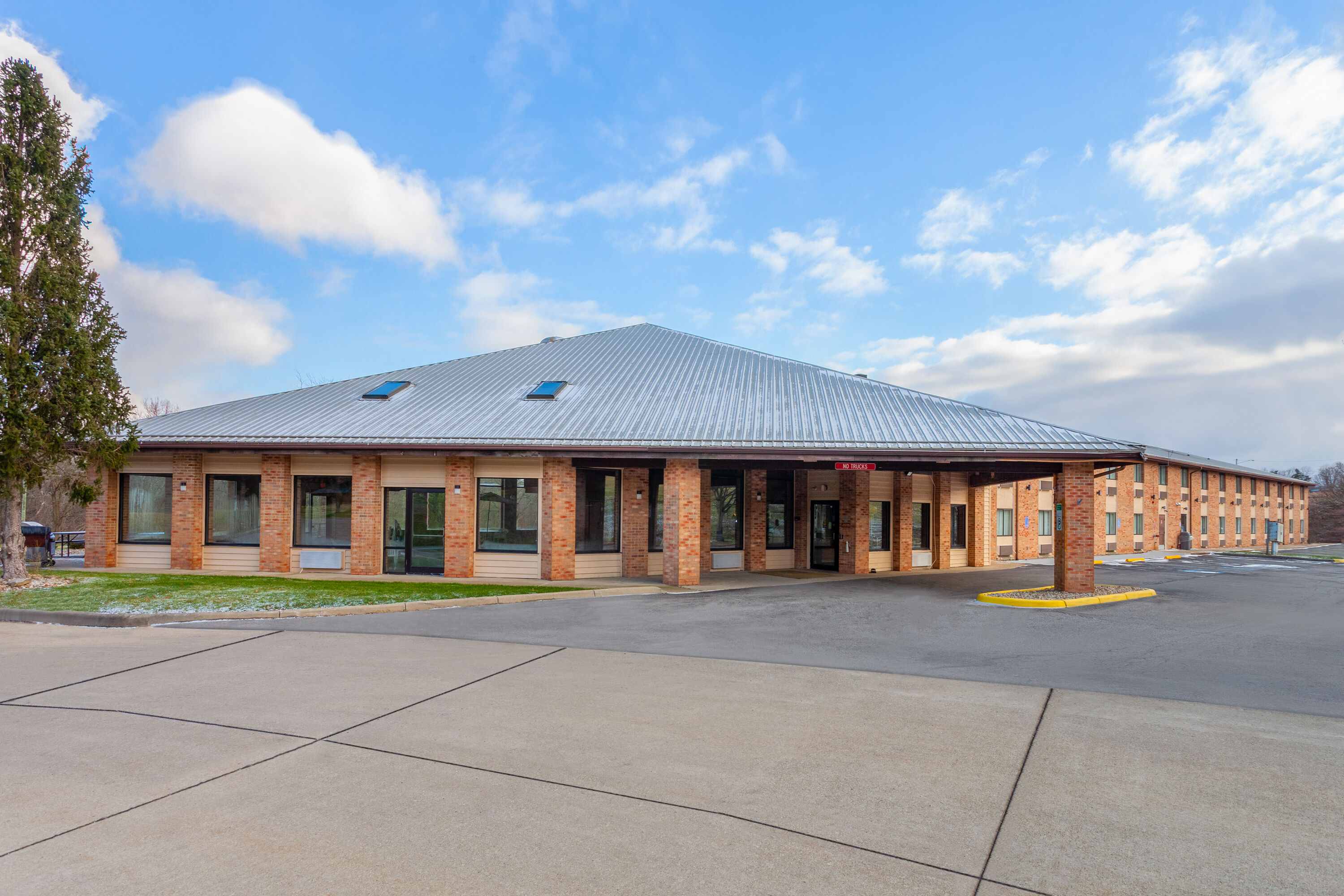 Exterior Day Image of Days Inn by Wyndham Wooster hotel in Wooster, Ohio