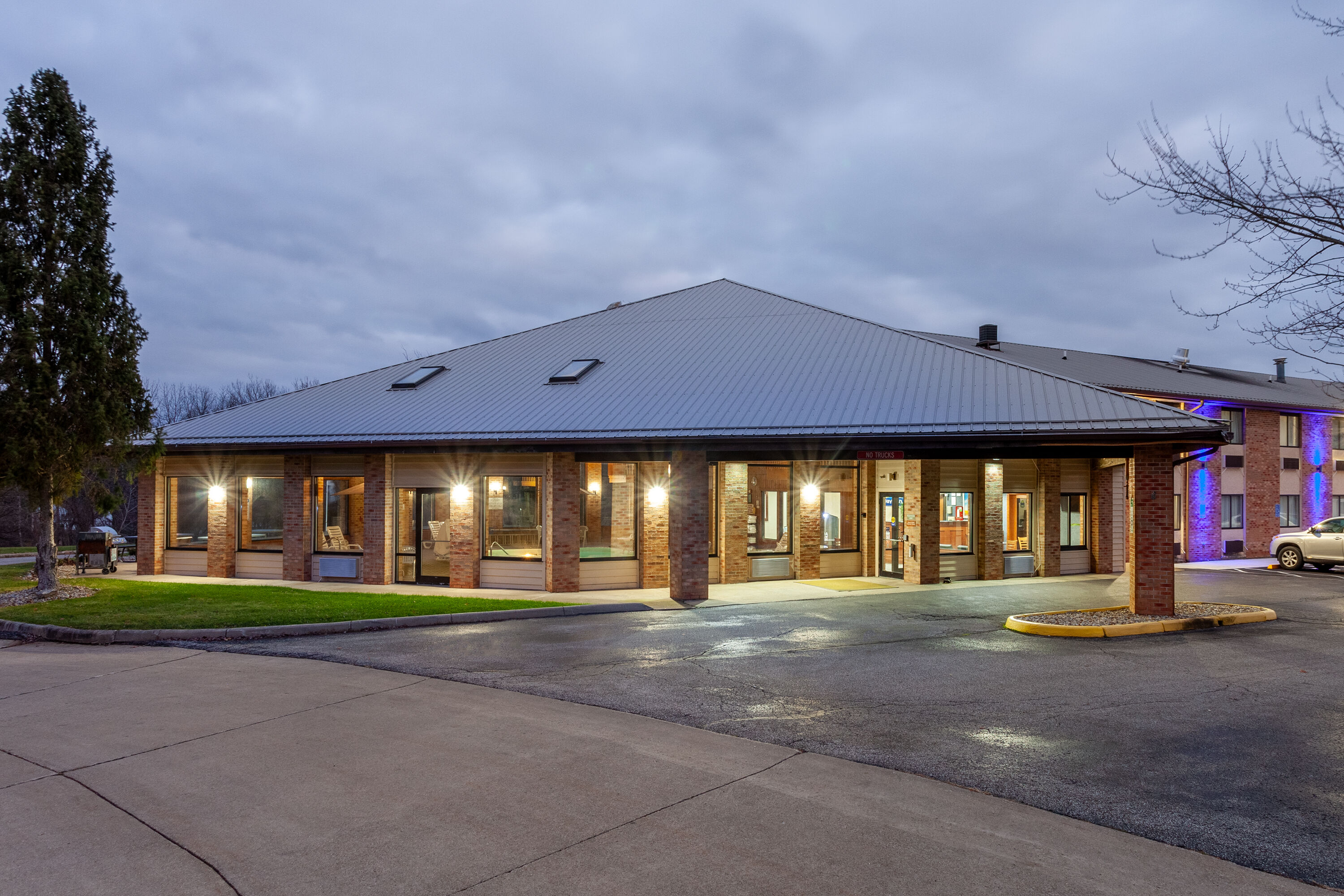 Exterior Dusk Image of Days Inn by Wyndham Wooster hotel in Wooster, Ohio
