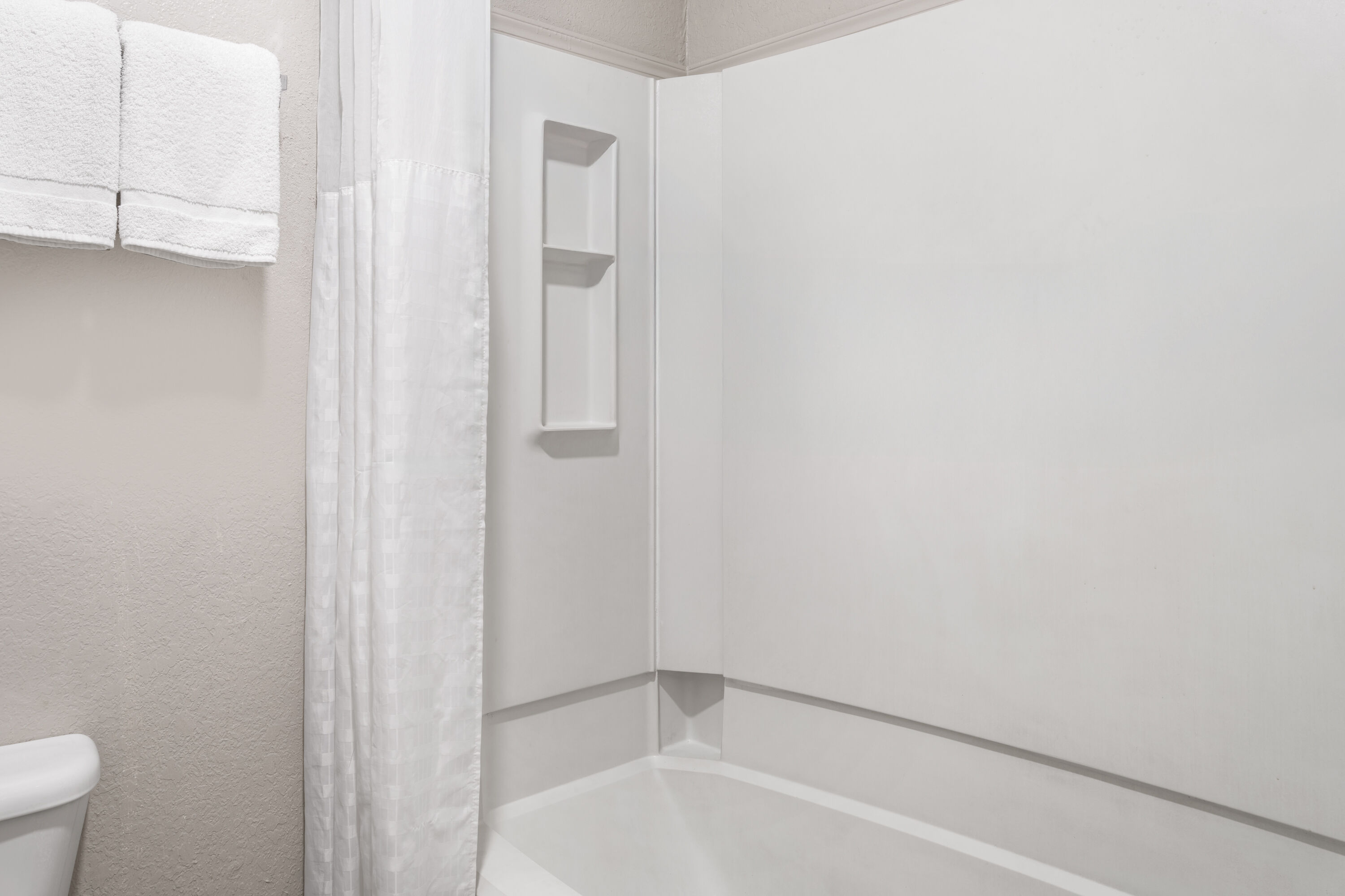 Guest room bath at the Days Inn by Wyndham Ardmore in Ardmore, Oklahoma