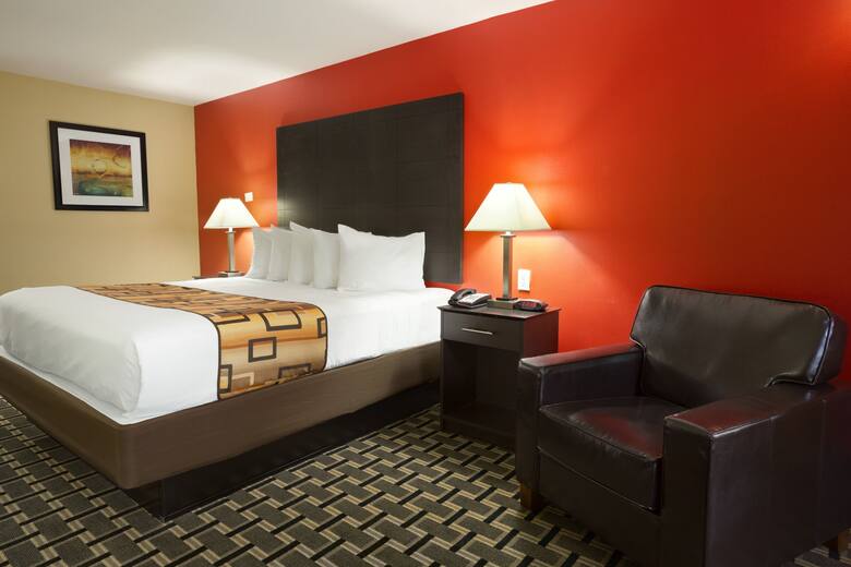 Days Inn Henryetta Hotels Ok 74437 4414 Guest Room At The Days Inn Henryetta In Oklahoma