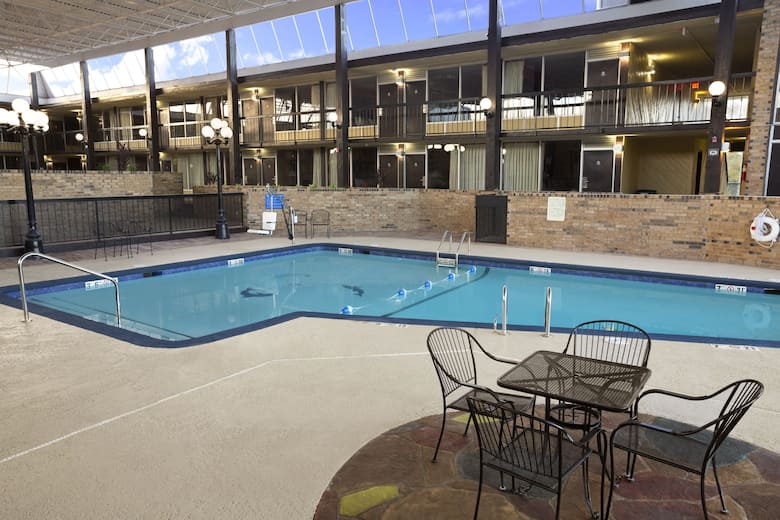 Days Inn Henryetta Hotels Ok 74437 4414 Pool At The Days Inn Henryetta In Oklahoma