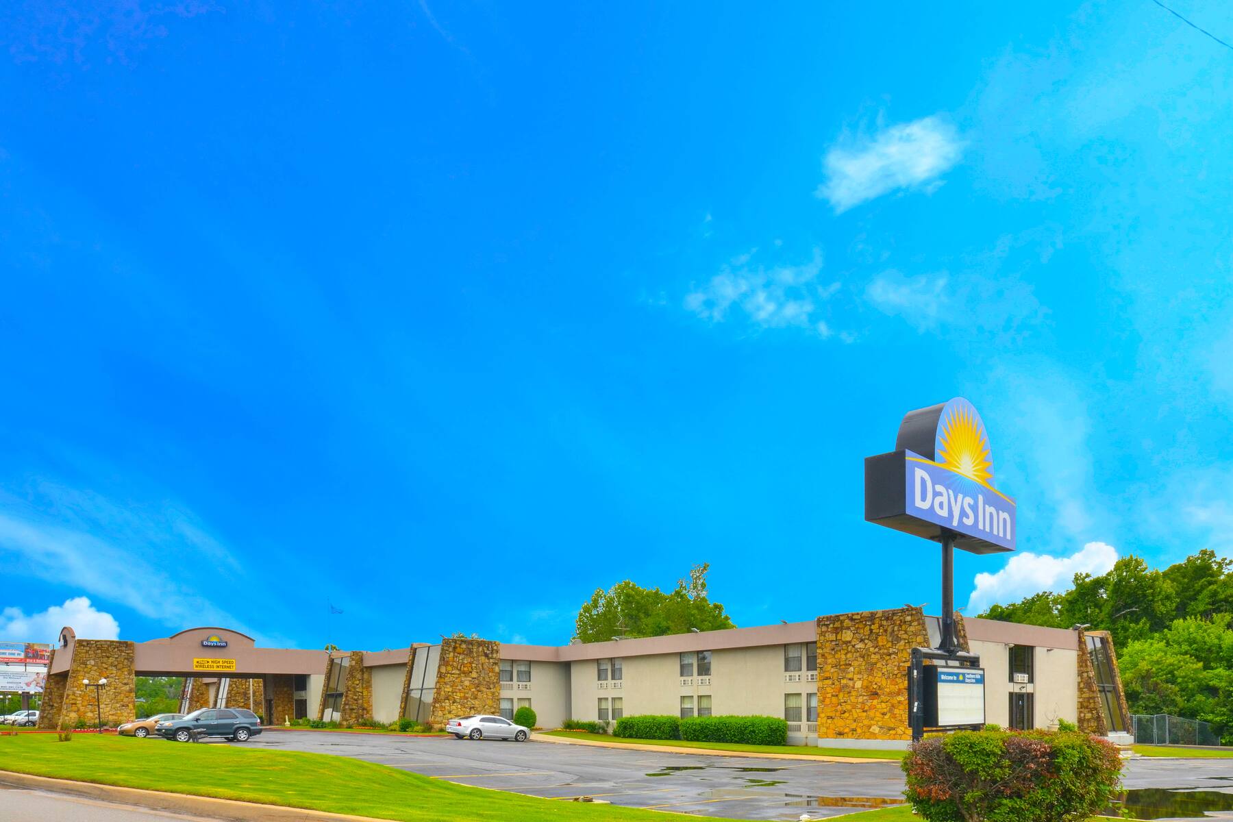 Exterior of Days Inn Southern Hills/ORU hotel in Tulsa, Oklahoma Exterior of Days Inn Southern Hills/ORU hotel in Tulsa, Oklahoma