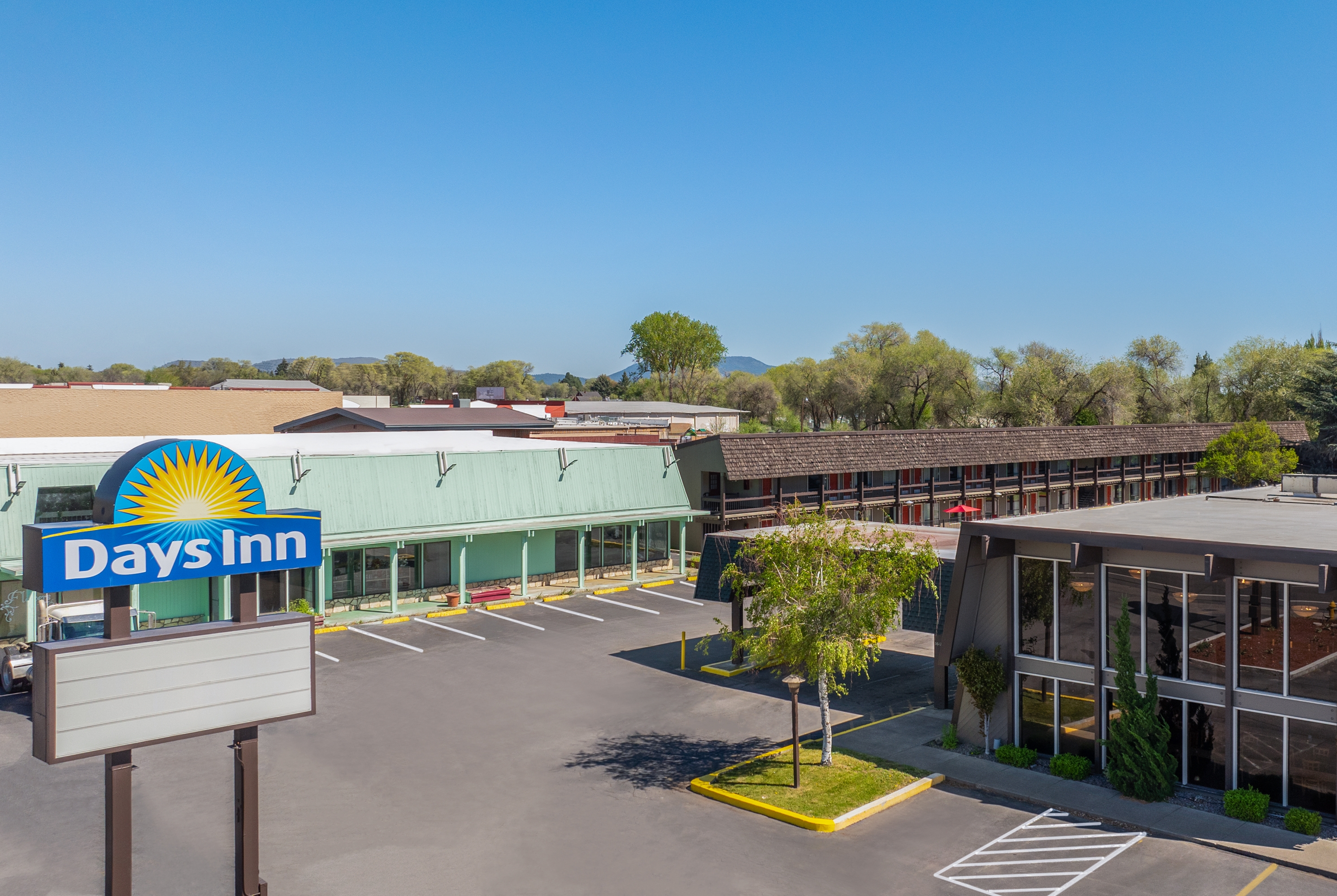 Exterior Day Image of Days Inn by Wyndham Klamath Falls hotel in Klamath Falls, Oregon