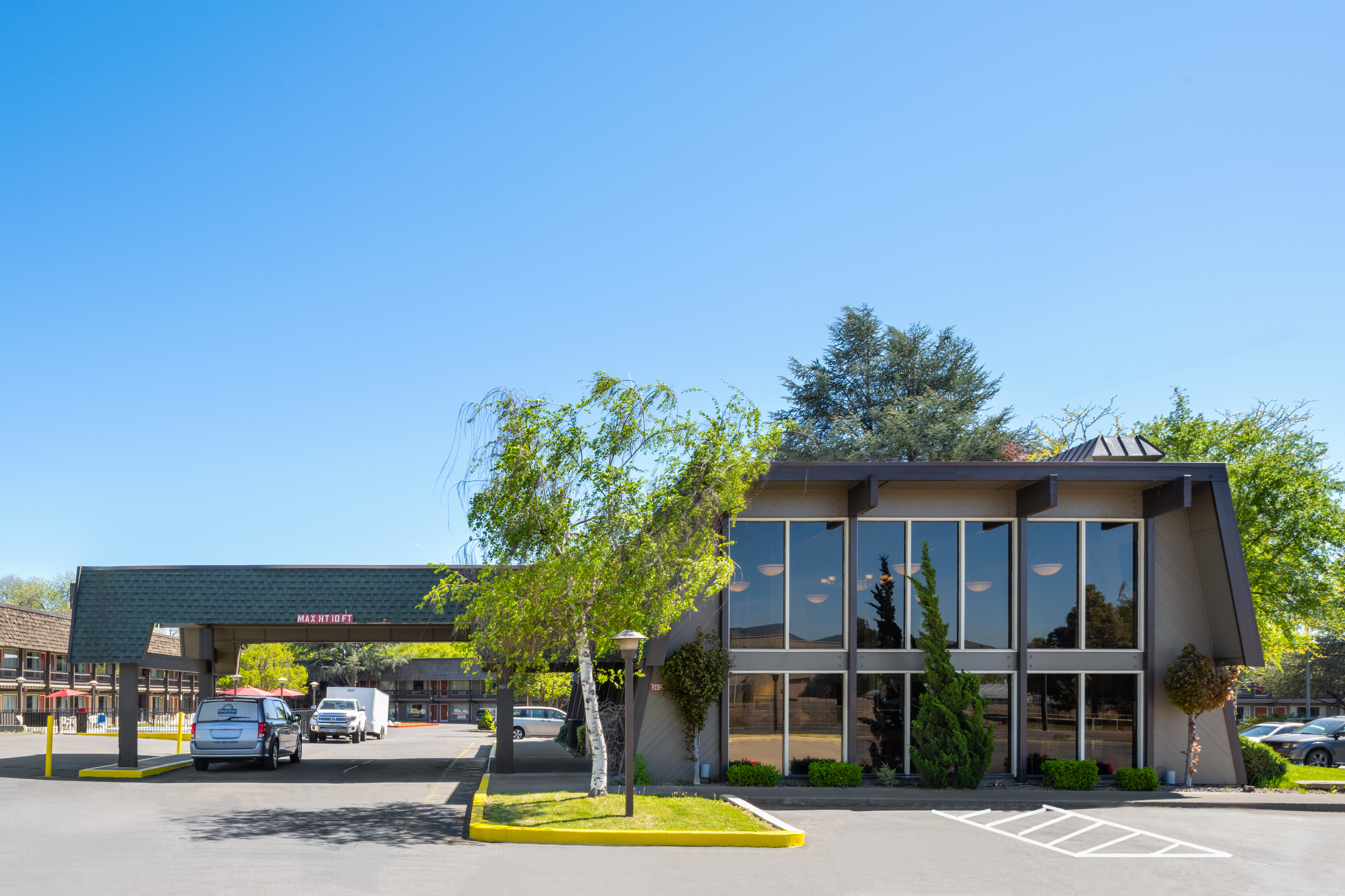 Exterior Day Image of Days Inn by Wyndham Klamath Falls hotel in Klamath Falls, Oregon