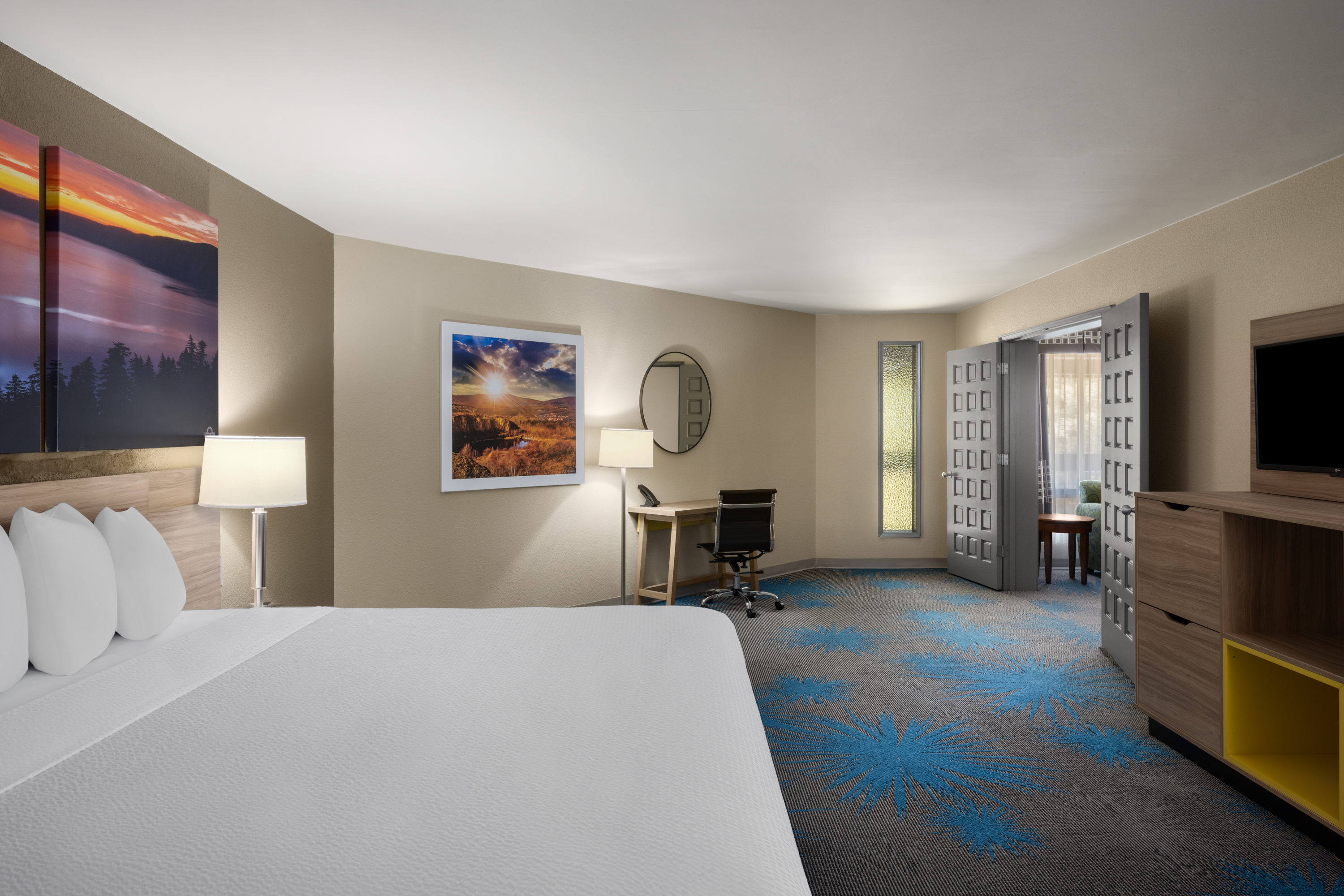 Days Inn by Wyndham Klamath Falls suite in Klamath Falls, Oregon