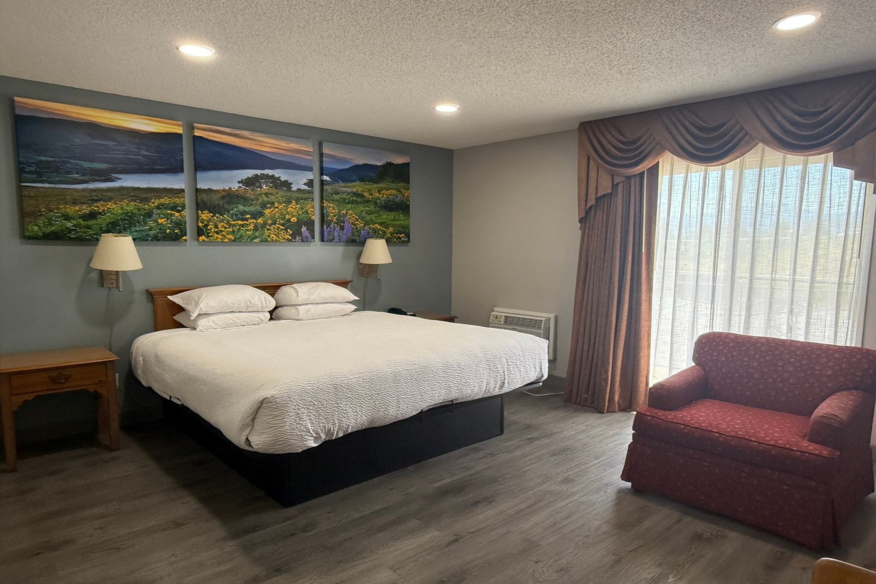 Guest room at the Days Inn by Wyndham Medford in Medford, Oregon