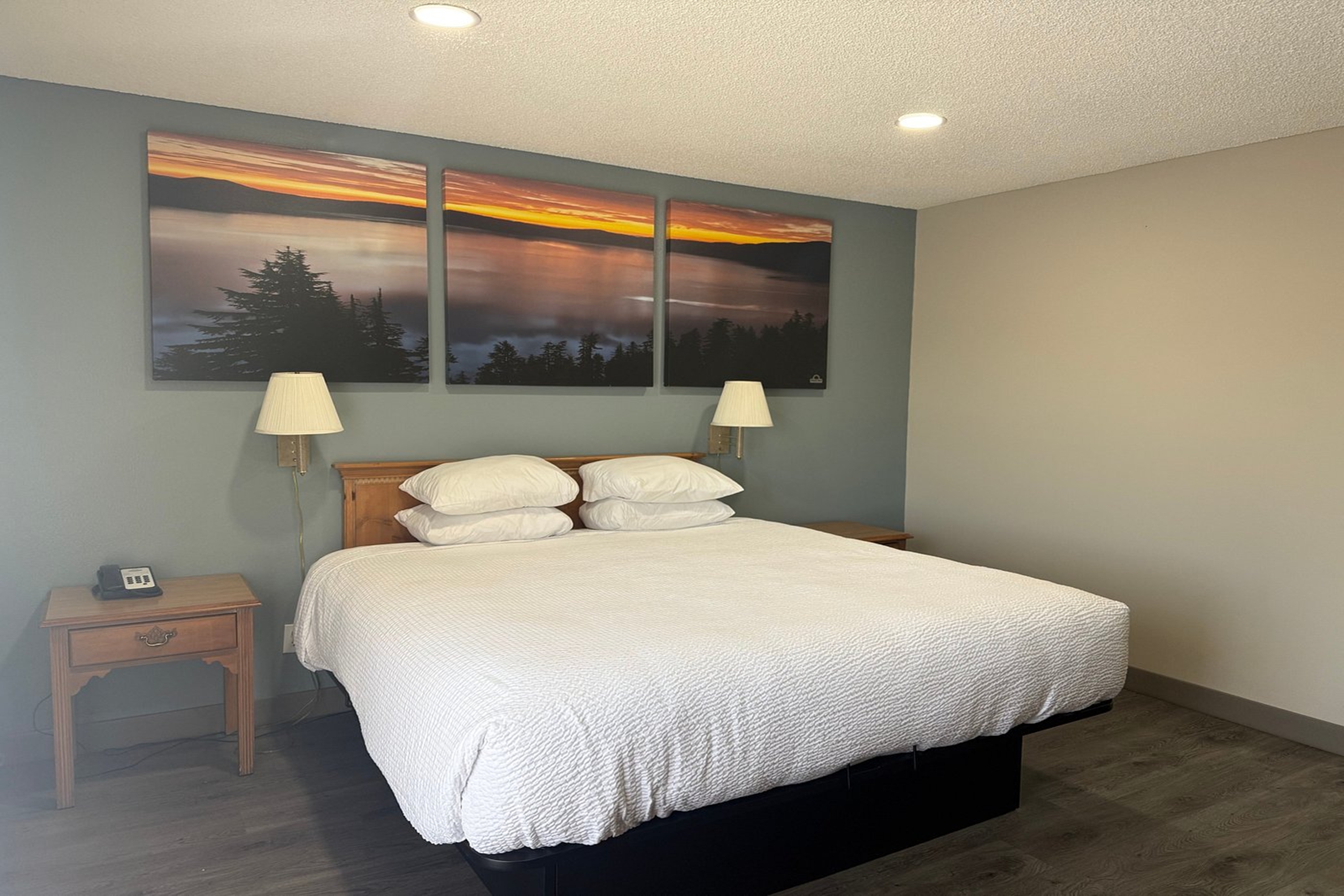 Guest room at the Days Inn by Wyndham Medford in Medford, Oregon