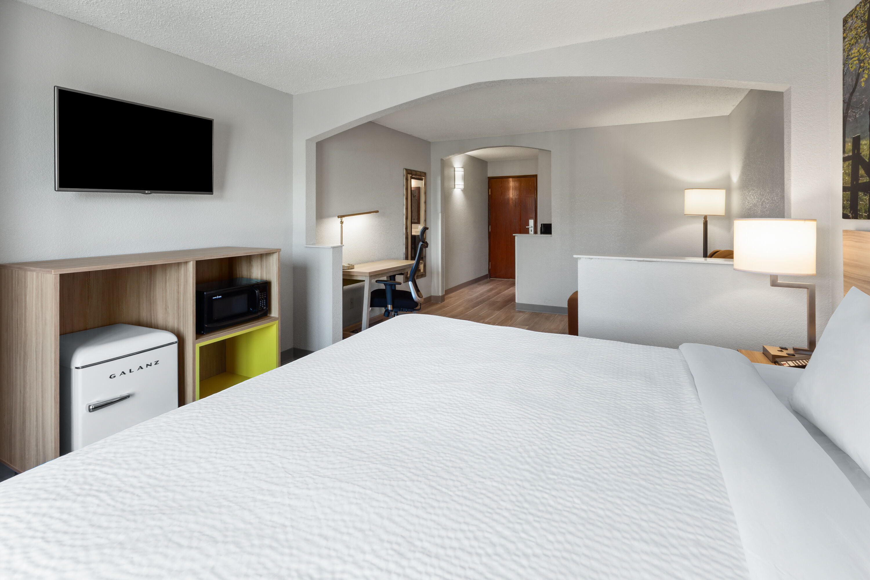 Guest room at the Days Inn by Wyndham Blairsville in Blairsville, Pennsylvania