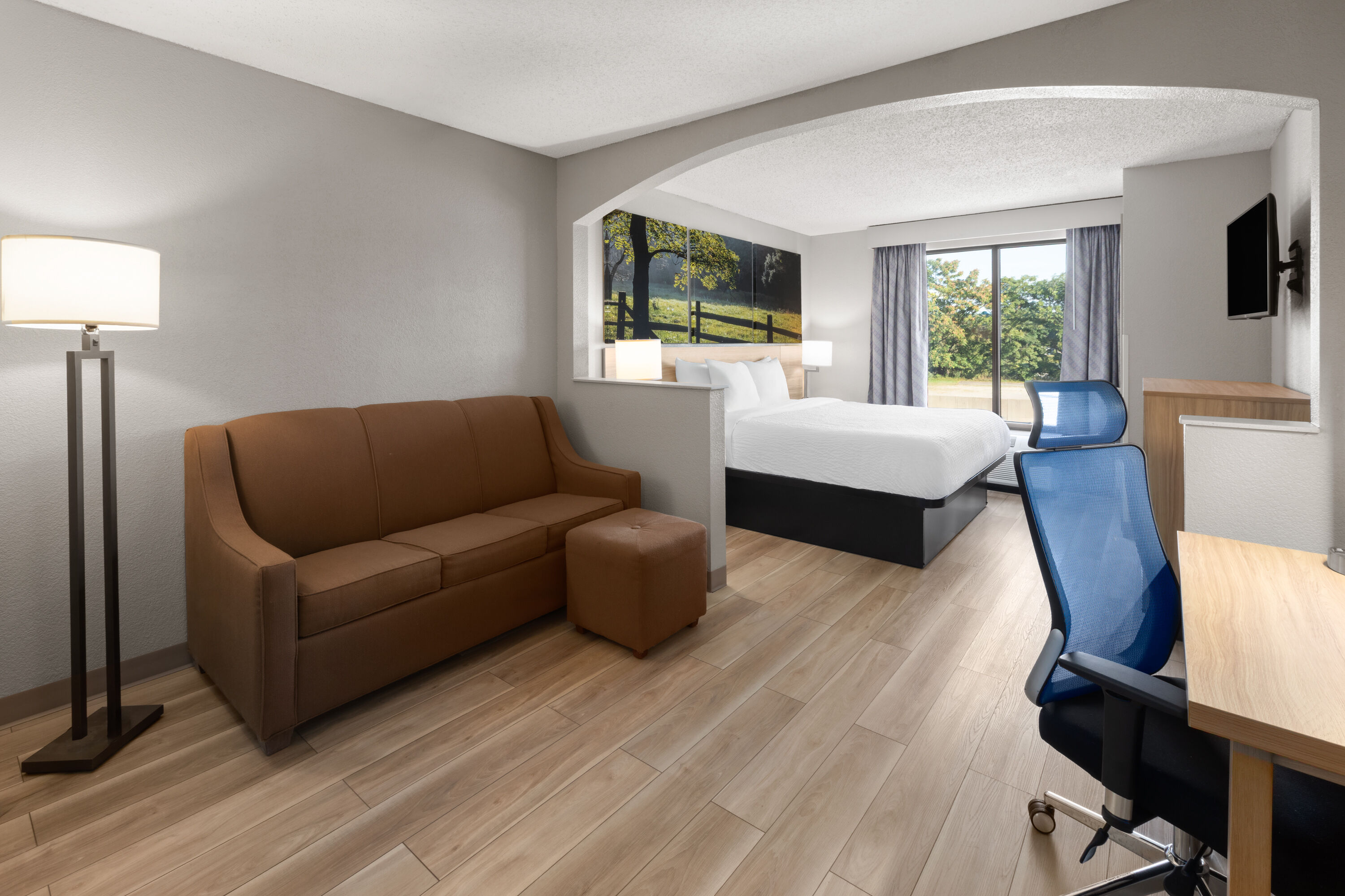 Days Inn by Wyndham Blairsville hot tub suite in Blairsville, Pennsylvania