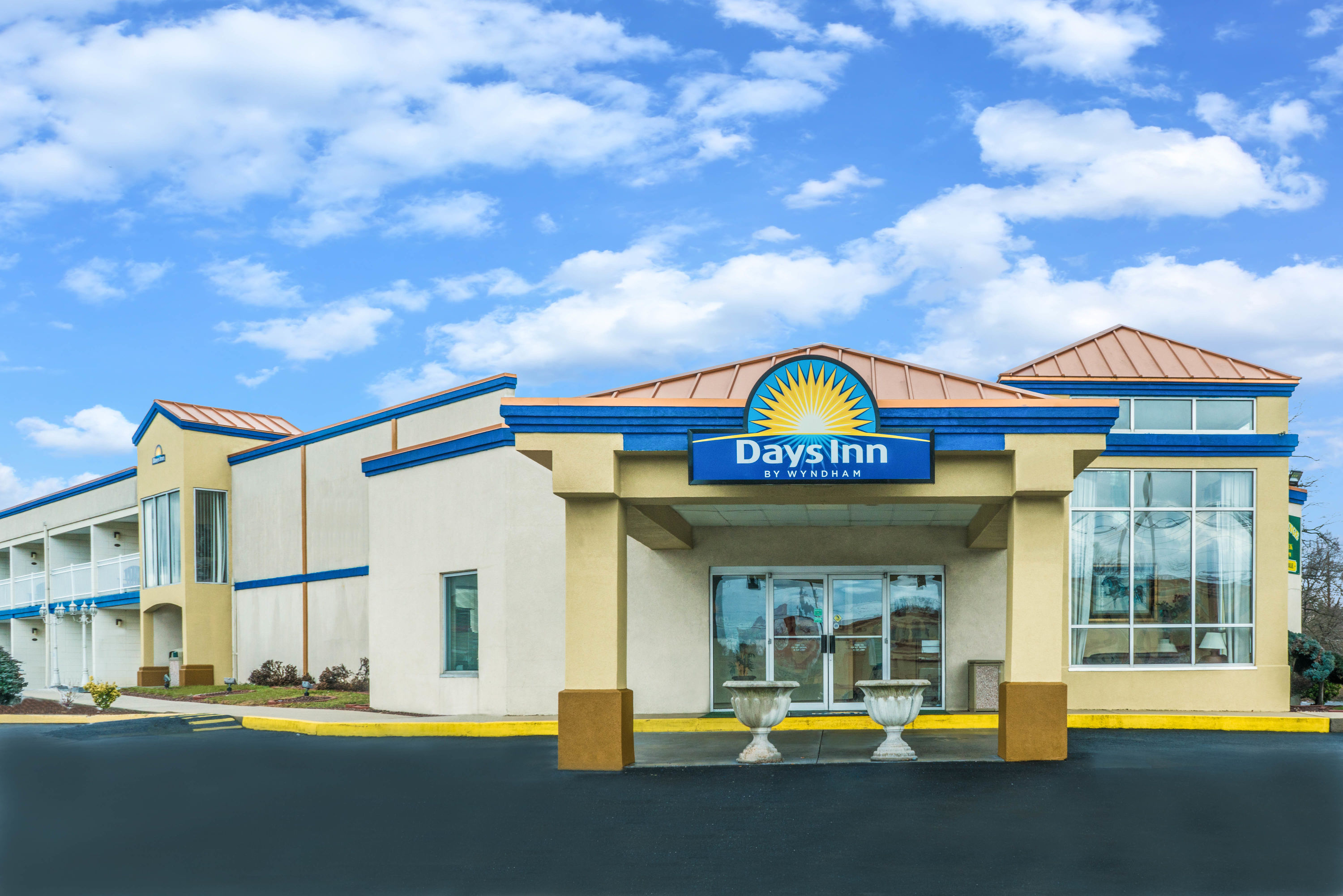 Exterior Day Image of Days Inn by Wyndham Carlisle North hotel in Carlisle, Pennsylvania