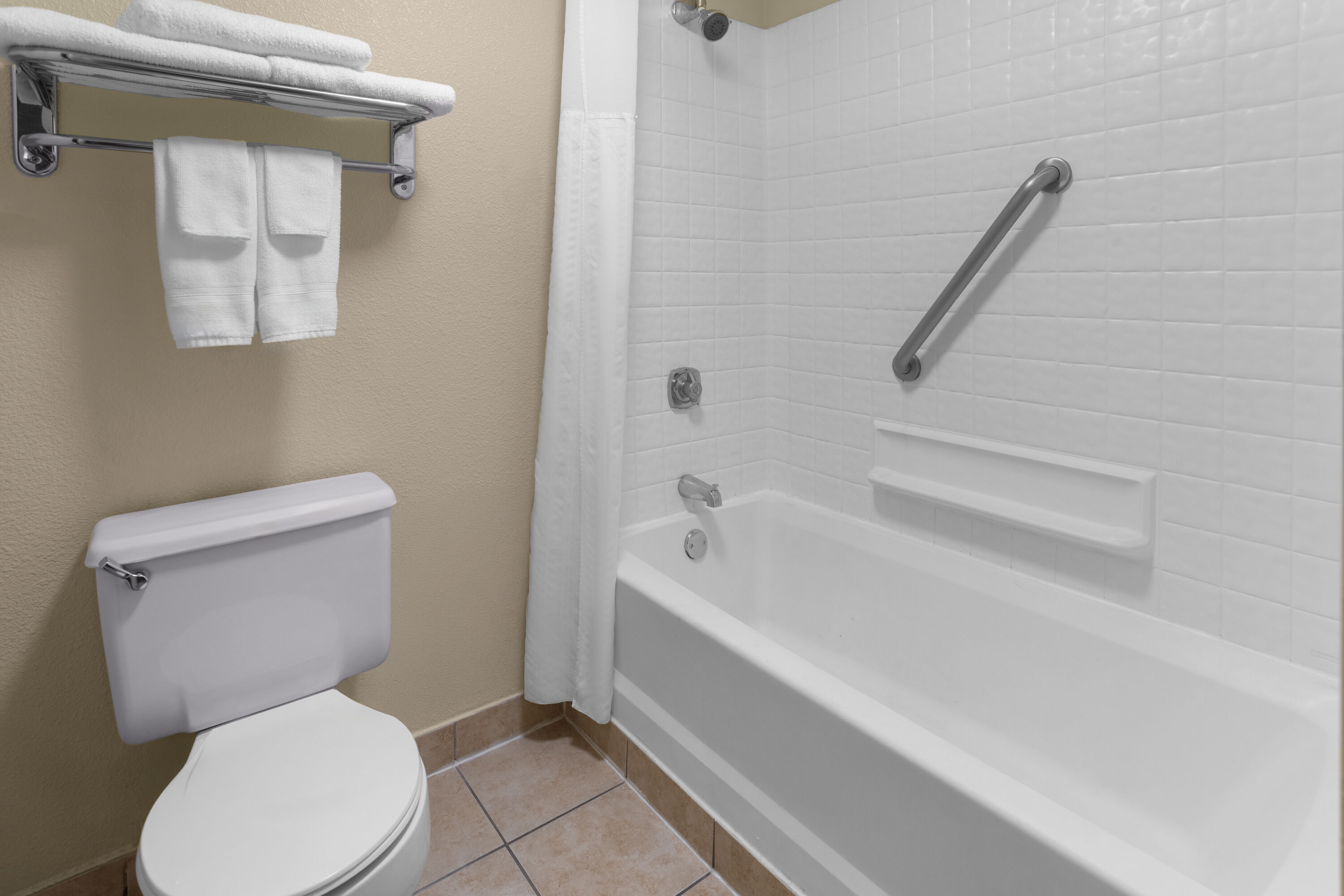 Guest room bath at the Days Inn by Wyndham Gettysburg in Gettysburg, Pennsylvania
