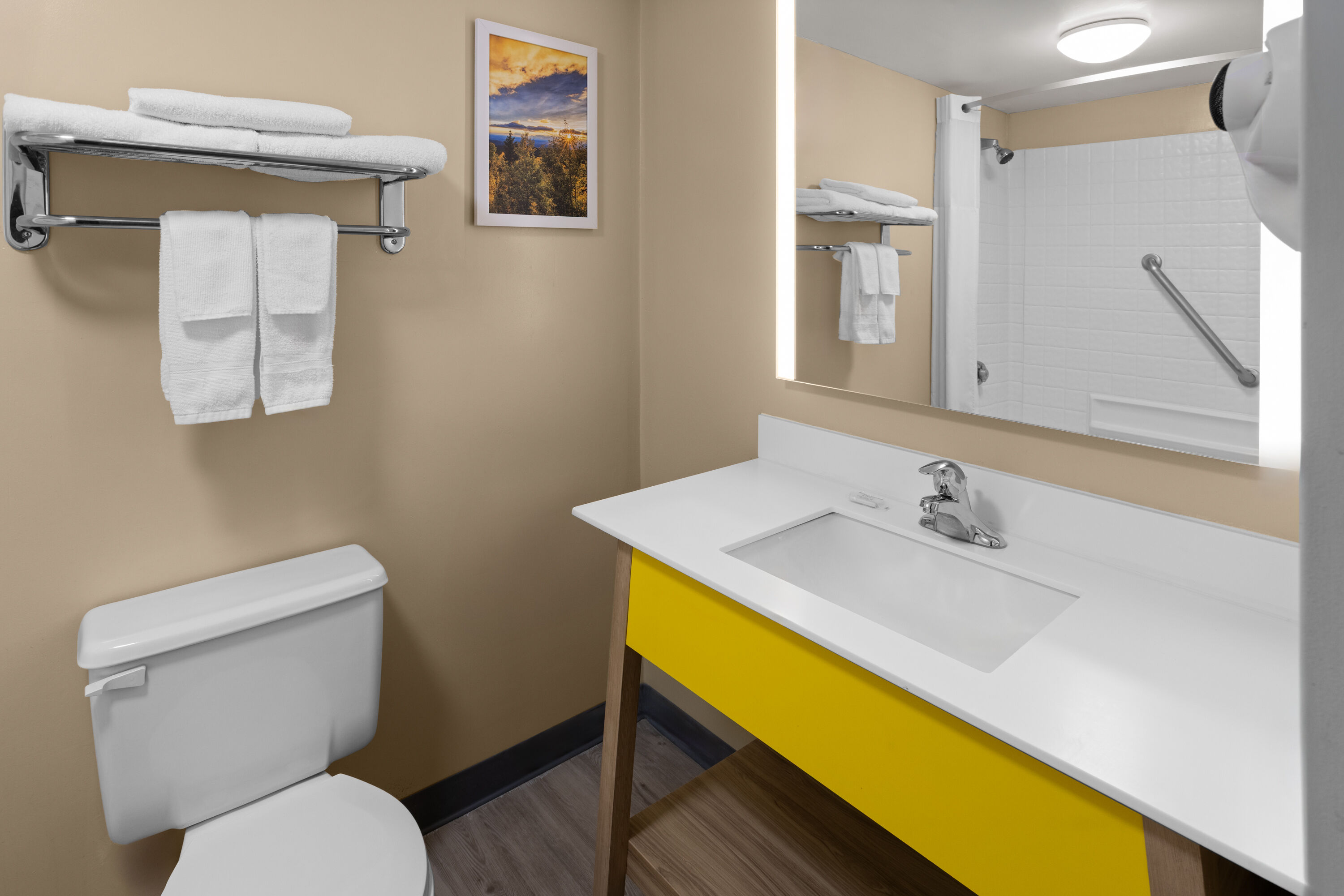 Guest room bath at the Days Inn by Wyndham Gettysburg in Gettysburg, Pennsylvania