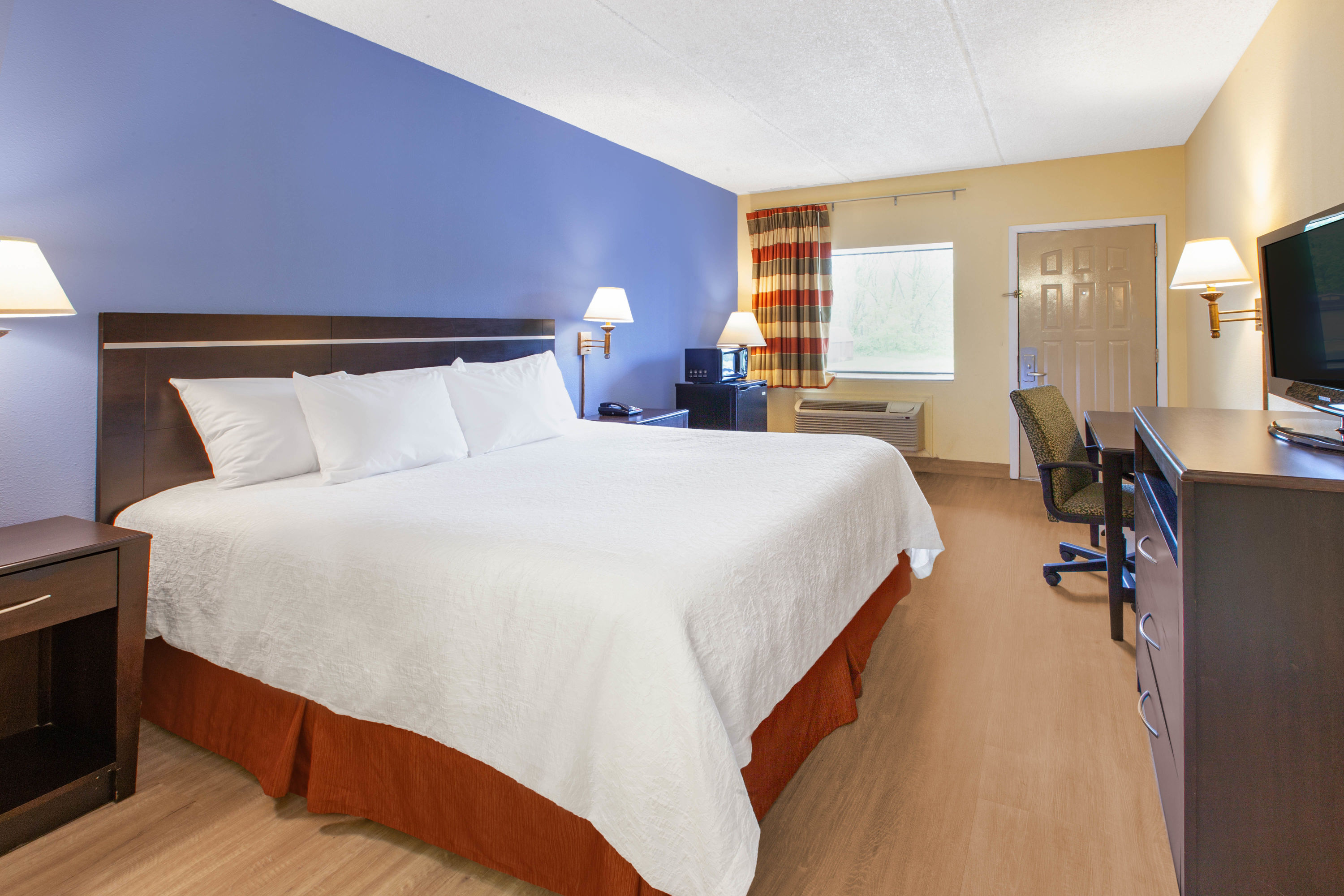 Guest room at the Days Inn by Wyndham Grantville Hershey North in Grantville, Pennsylvania