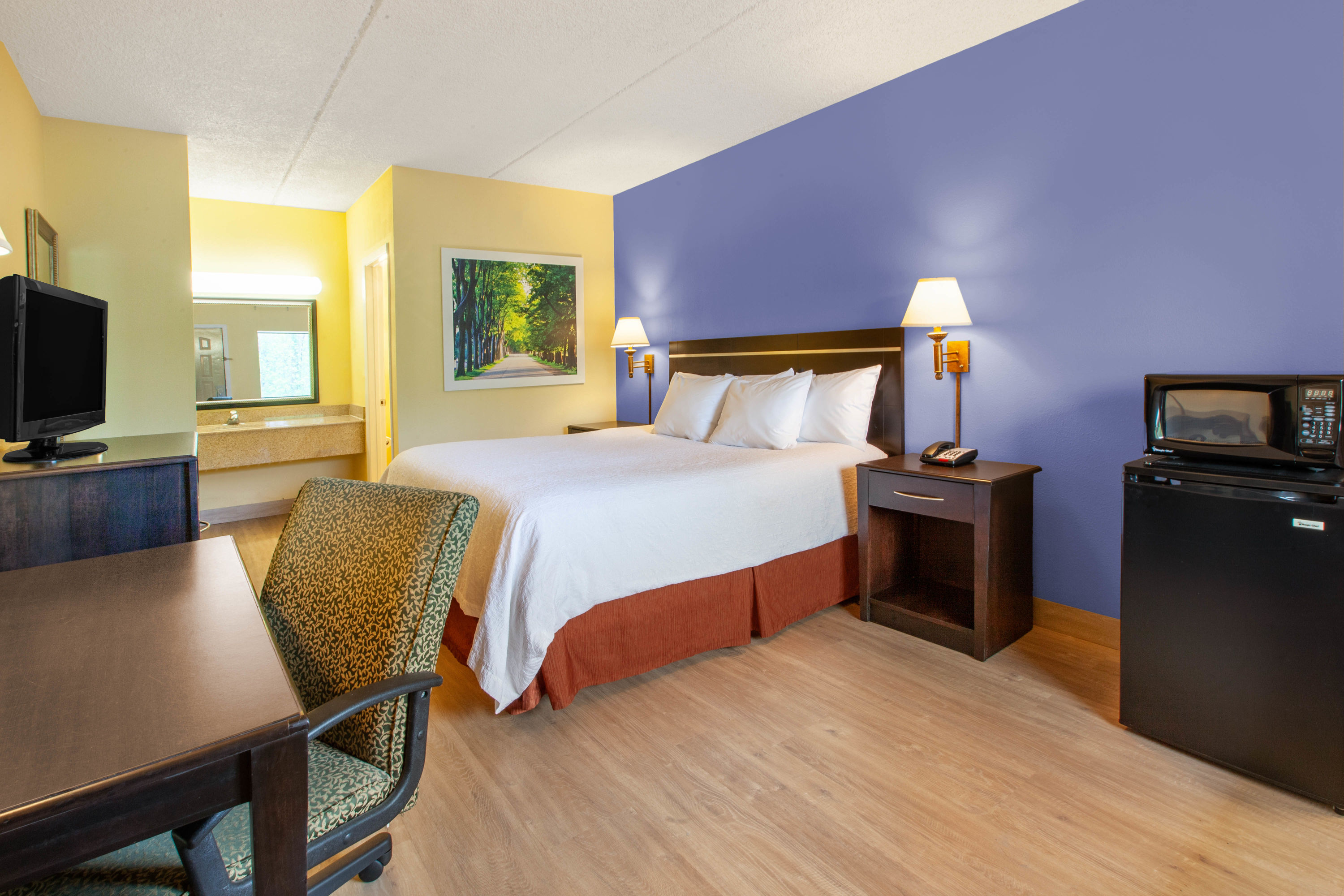 Guest room at the Days Inn by Wyndham Grantville Hershey North in Grantville, Pennsylvania